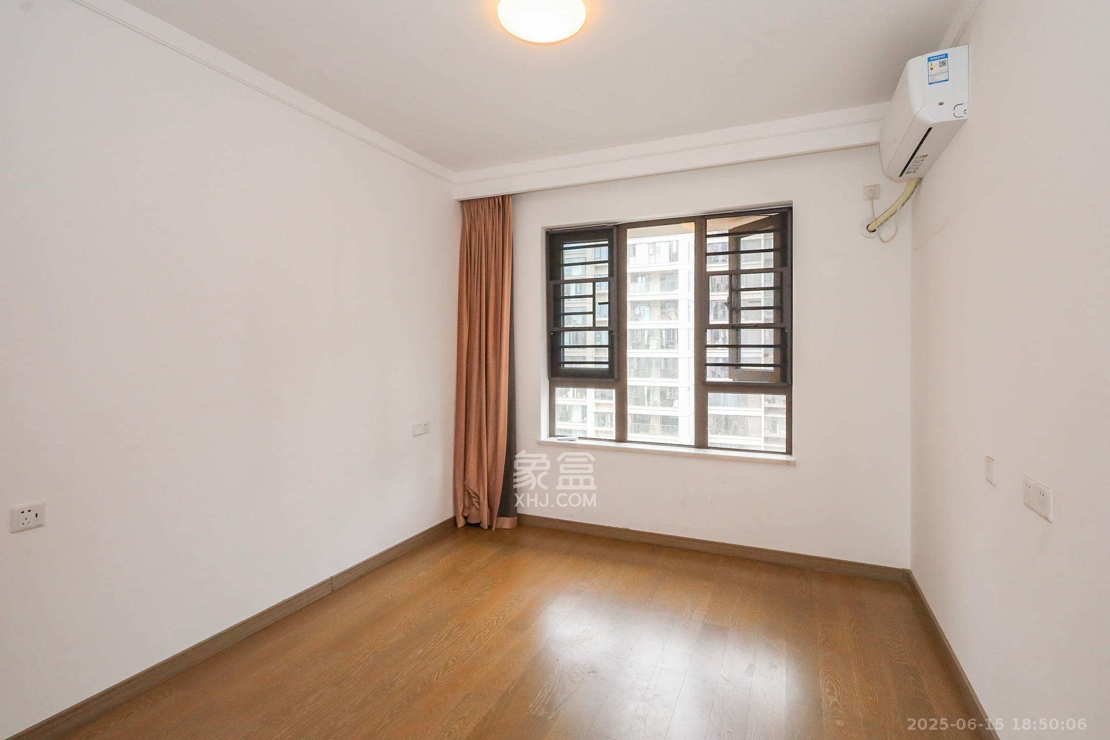 龙湖铂金中心(龙湖春江郦城) 3室2厅2卫 225.0万 龙湖铂金中心(龙湖春江郦城) 3室2厅2卫 225.0万卧室