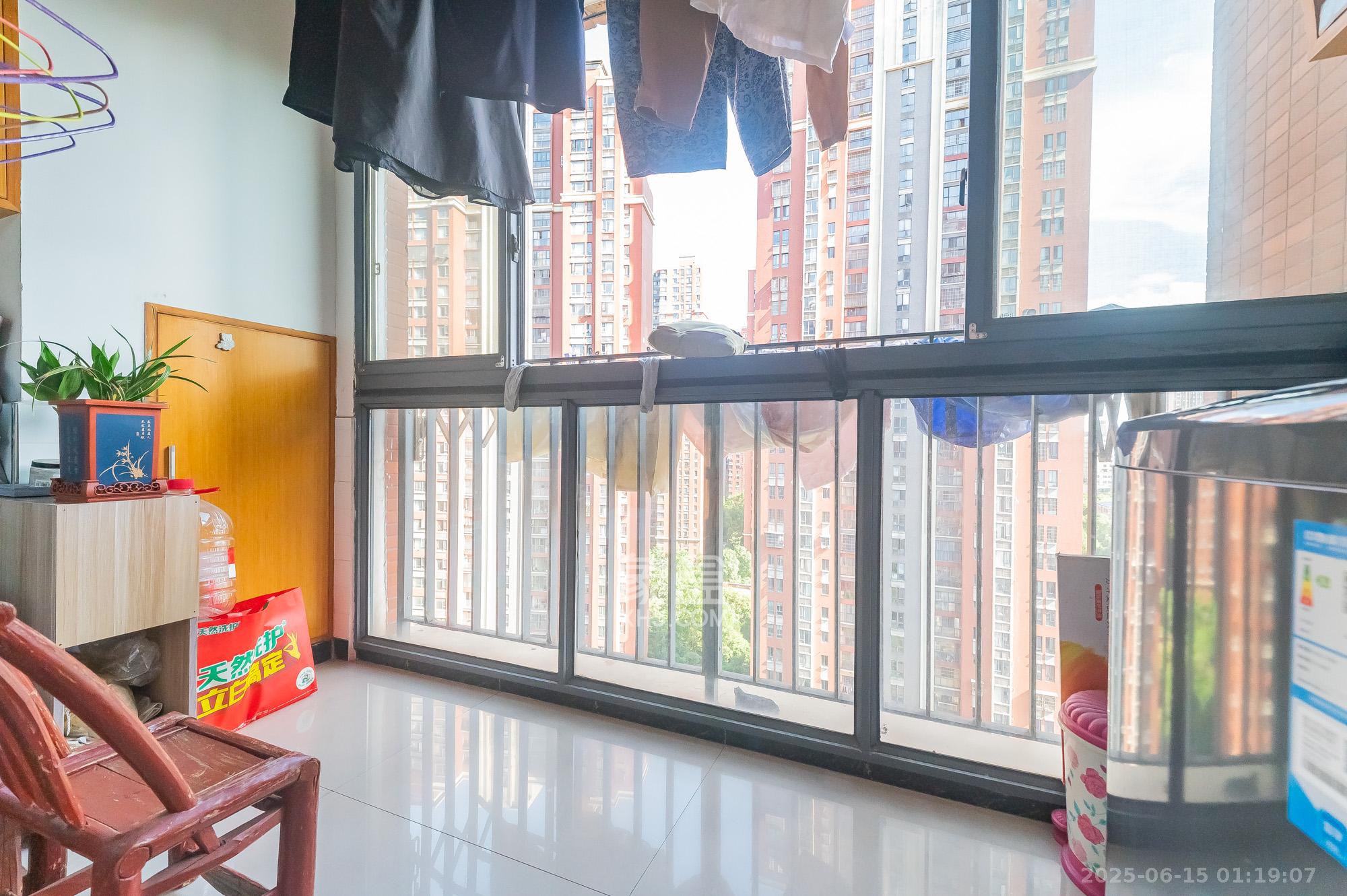 华润凤凰城二期 3室2厅1卫 72.8万 华润凤凰城二期 3室2厅1卫 72.8万阳台