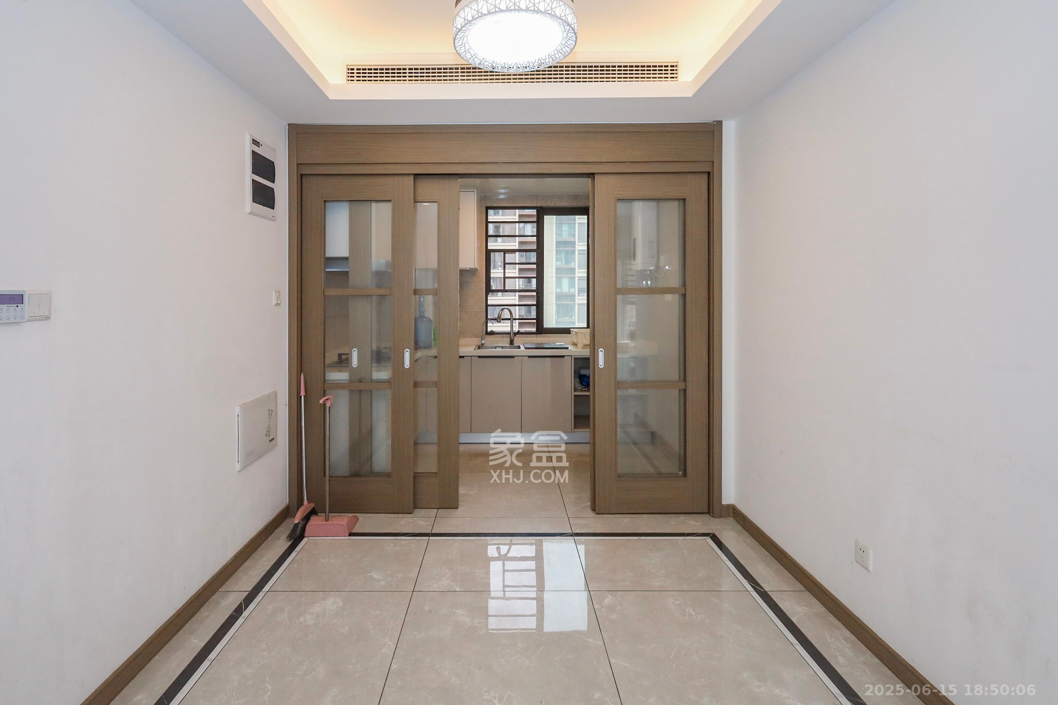 龙湖铂金中心(龙湖春江郦城) 3室2厅2卫 225.0万 龙湖铂金中心(龙湖春江郦城) 3室2厅2卫 225.0万其他