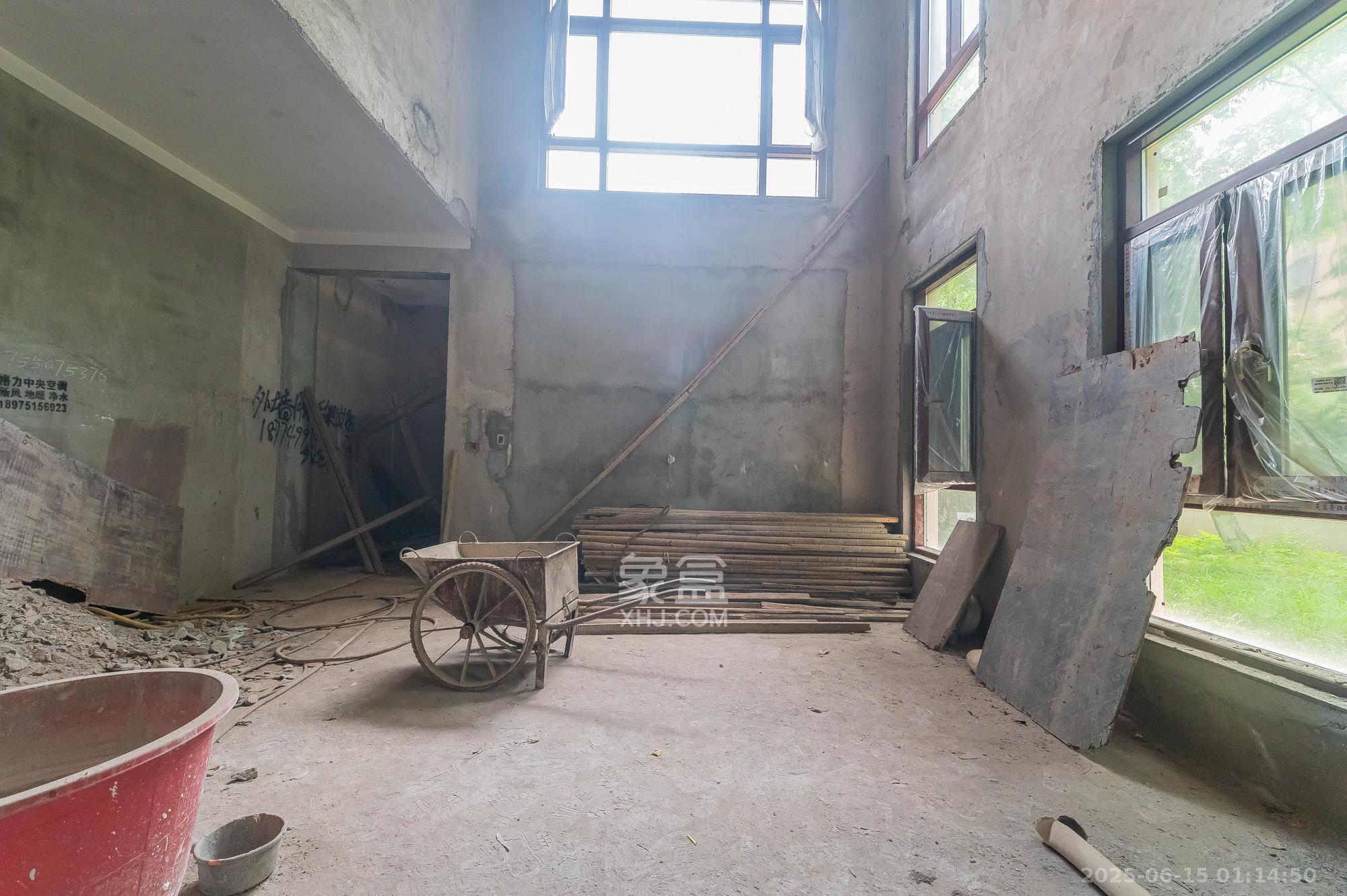 深业睿城 6室2厅5卫 650.0万 深业睿城 6室2厅5卫 650.0万客厅