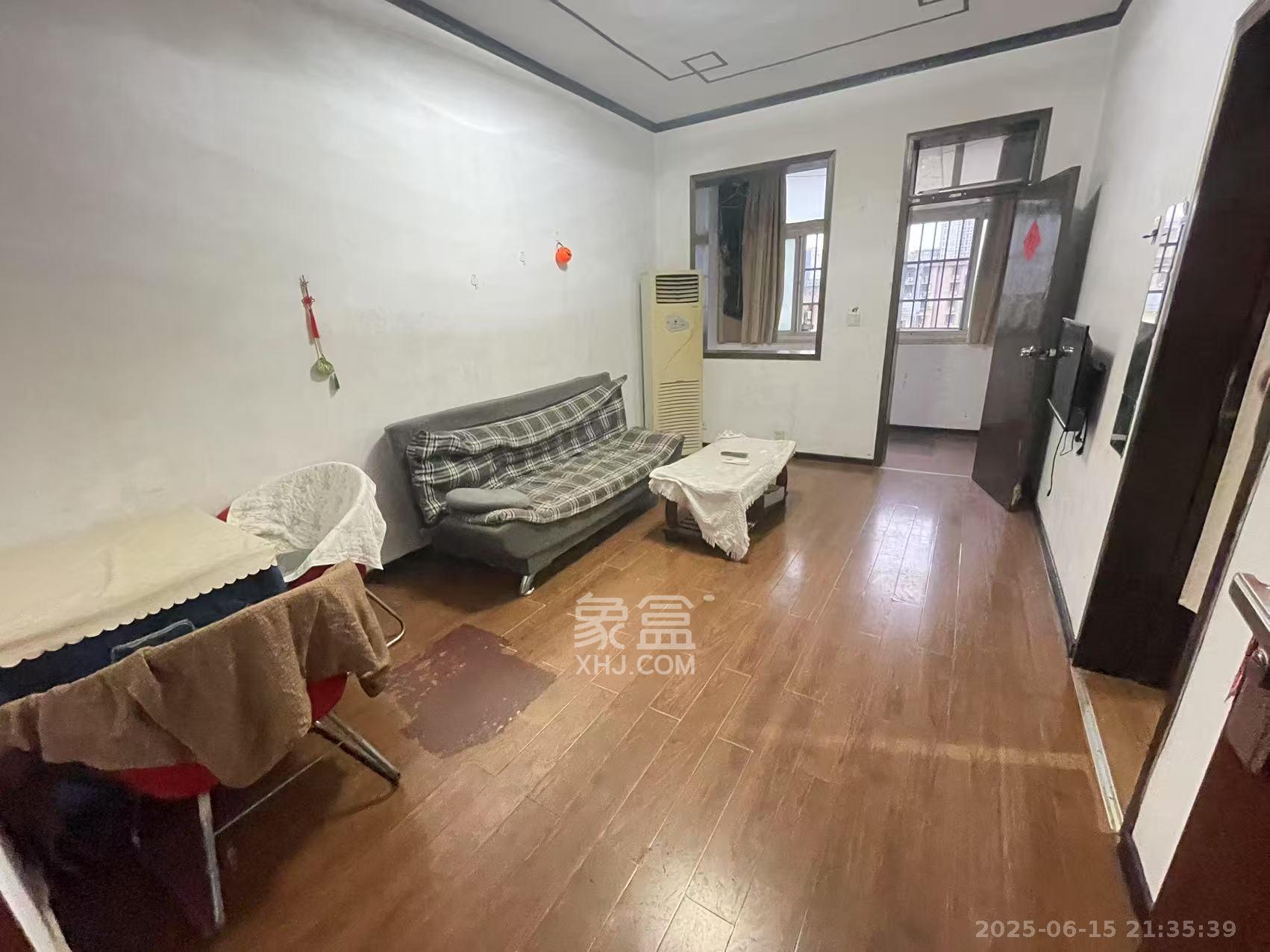 粮食三仓库宿舍  1室1厅1卫   1200.00元/月室内图