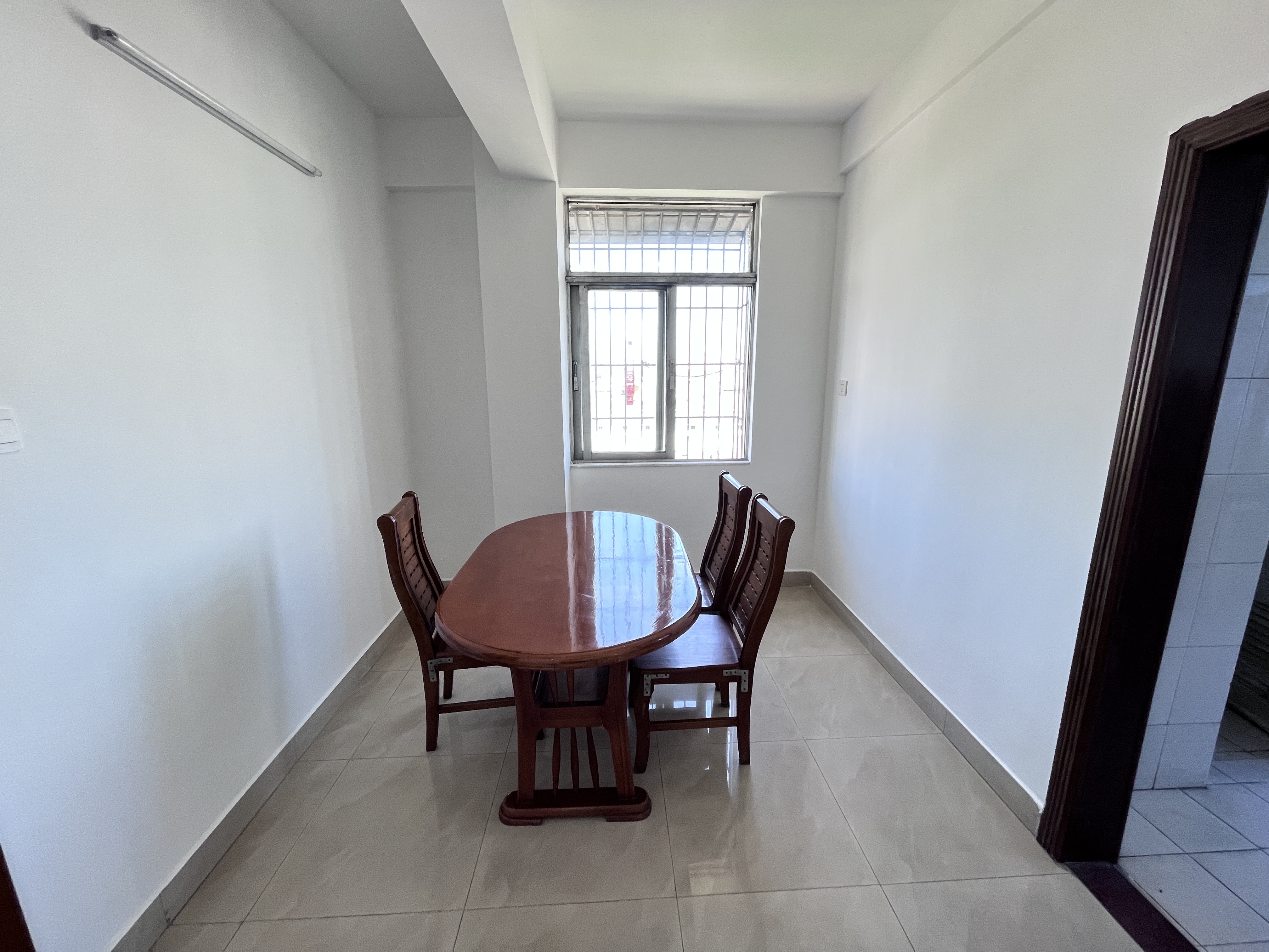 爱华小区 3室2厅1卫 2300.0元/月 爱华小区 3室2厅1卫 2300.0元/月室内图