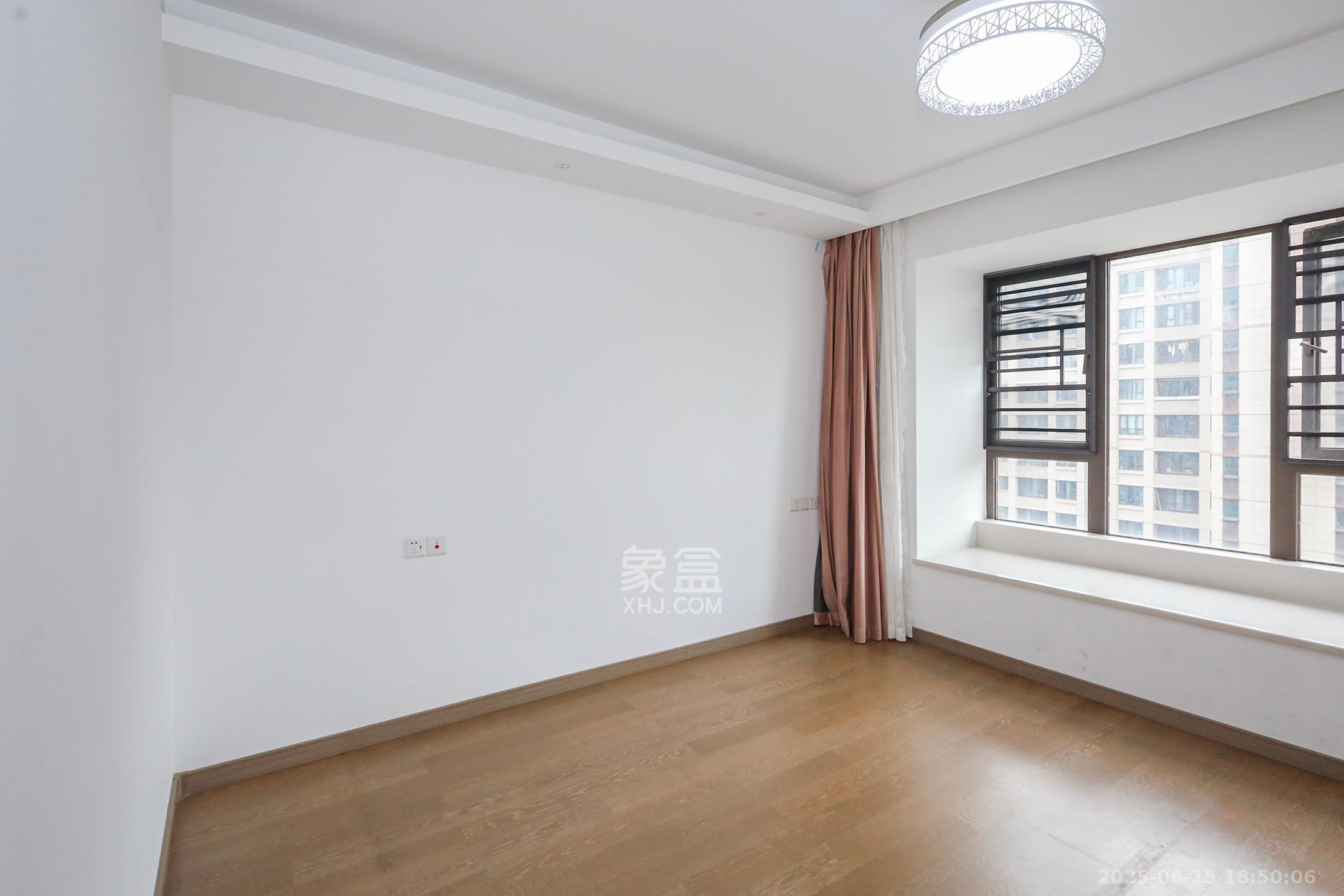 龙湖铂金中心(龙湖春江郦城) 3室2厅2卫 225.0万 龙湖铂金中心(龙湖春江郦城) 3室2厅2卫 225.0万卧室