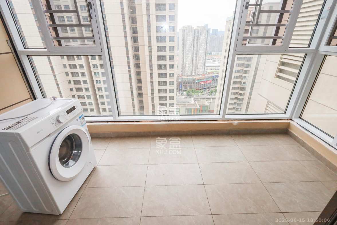 龙湖铂金中心(龙湖春江郦城) 3室2厅2卫 225.0万 龙湖铂金中心(龙湖春江郦城) 3室2厅2卫 225.0万阳台