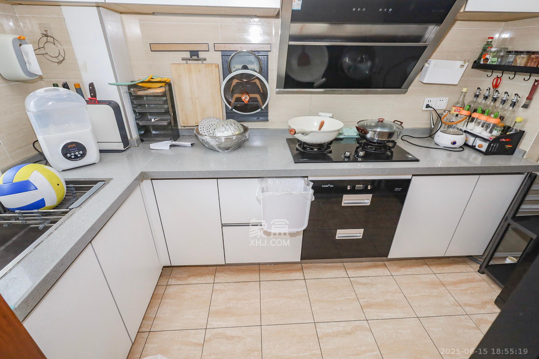 金恒银杉里 4室2厅2卫 150.8万 金恒银杉里 4室2厅2卫 150.8万厨房