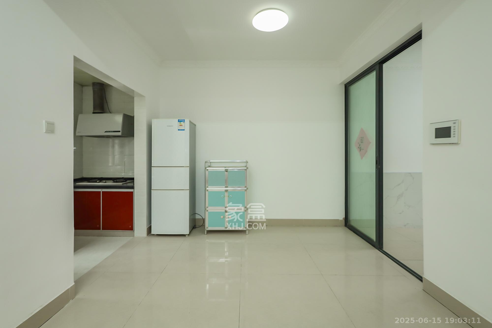 钰龙天下一期  3室2厅1卫    240.0万 钰龙天下一期  3室2厅1卫    240.0万客厅