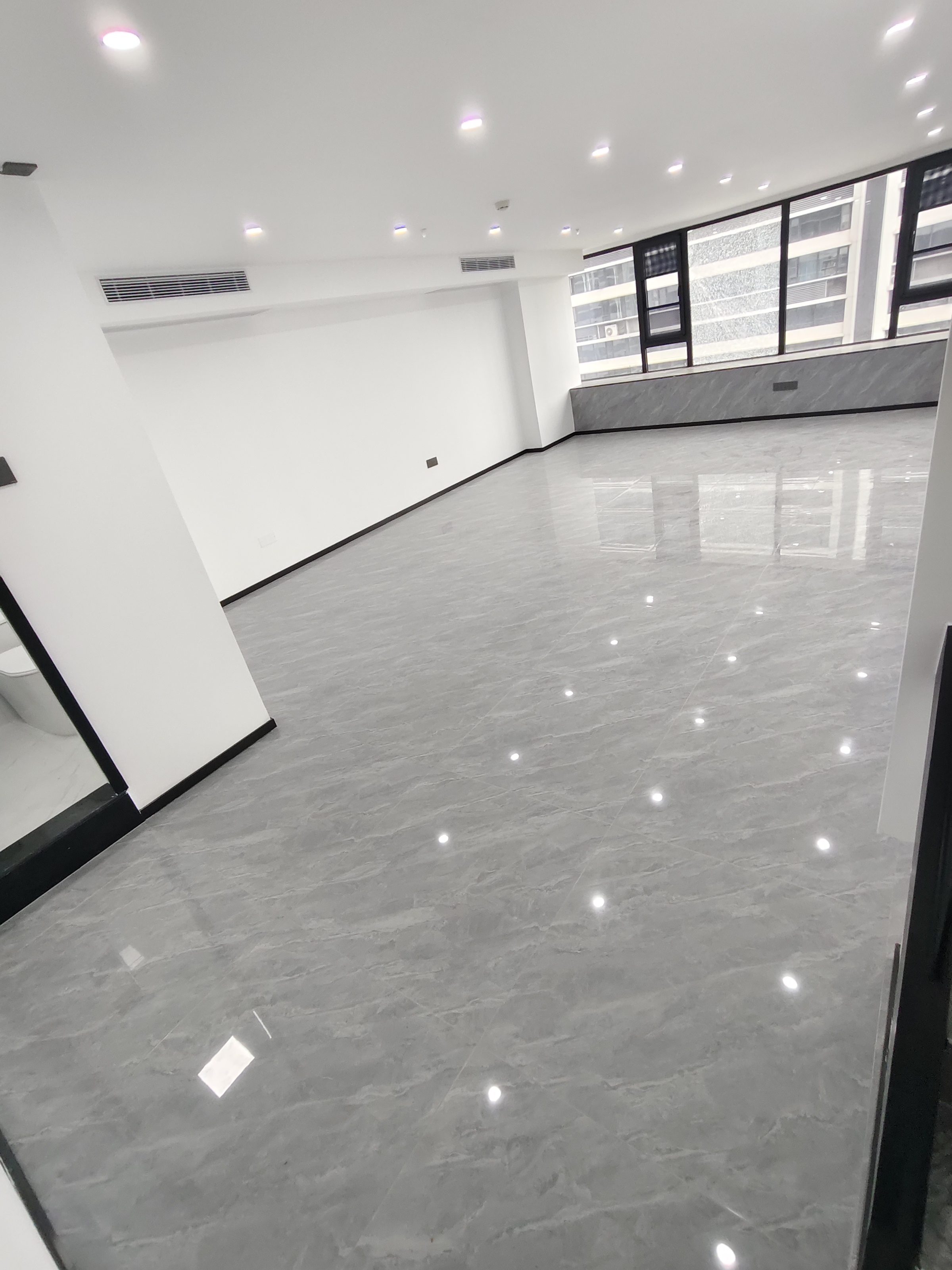 绿地领海广场 5室2厅2卫 8500.0元/月 绿地领海广场 5室2厅2卫 8500.0元/月室内图