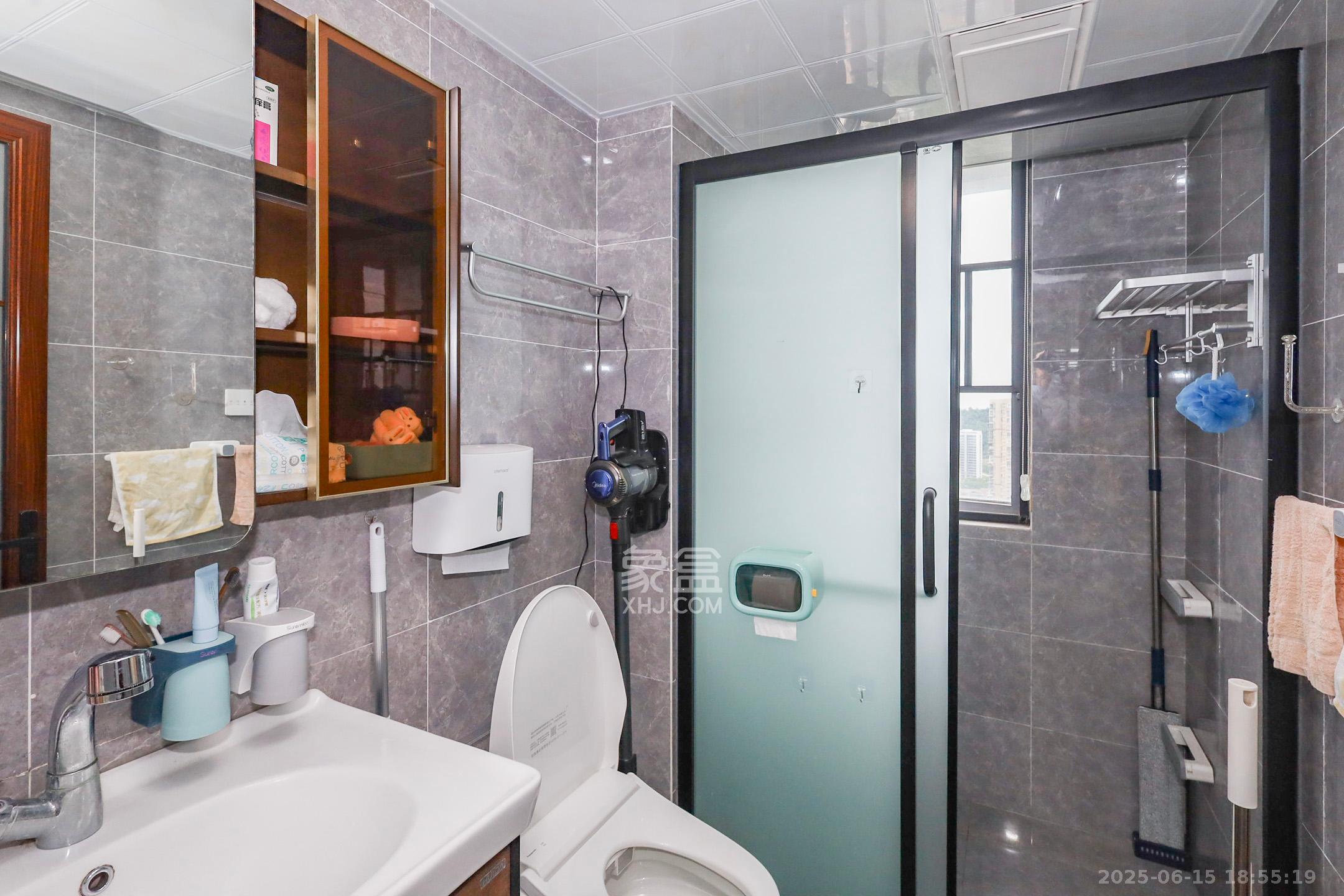 金恒银杉里 4室2厅2卫 150.8万 金恒银杉里 4室2厅2卫 150.8万卫生间