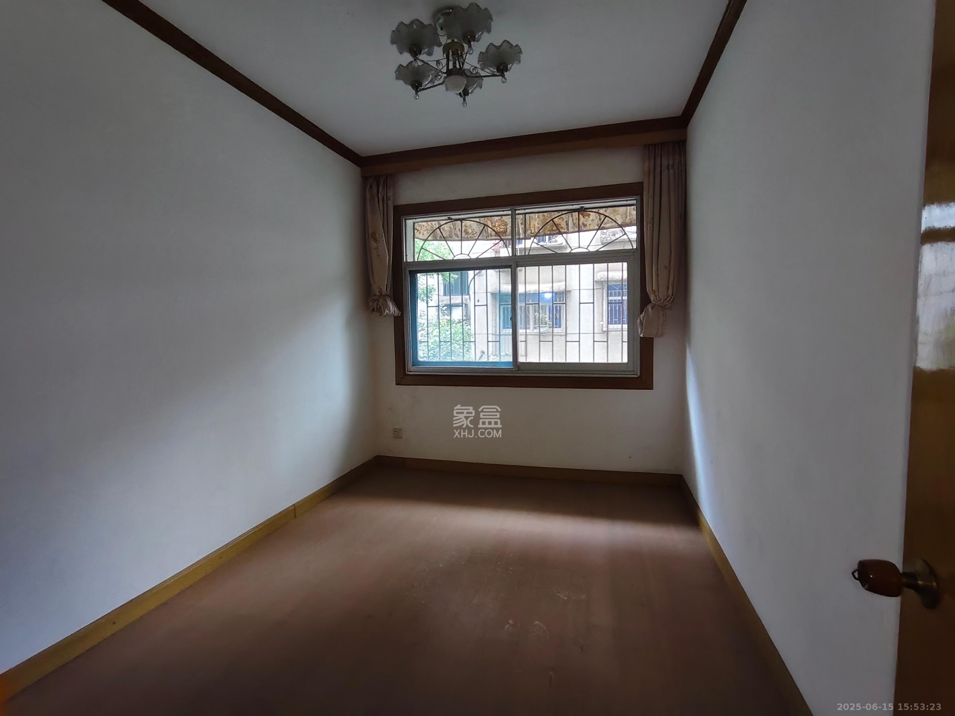 南岭路散盘 3室2厅2卫 32.8万 南岭路散盘 3室2厅2卫 32.8万客厅