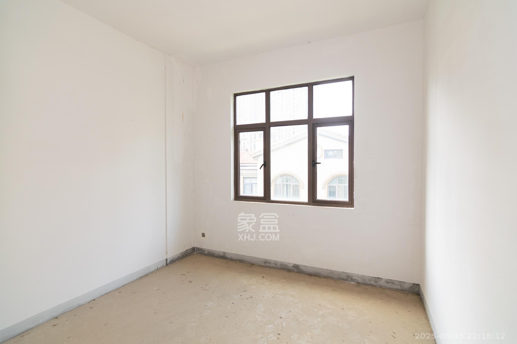 金地三千府（金地湖山樾、金地自在城）  5室2厅3卫    199.0万卧室