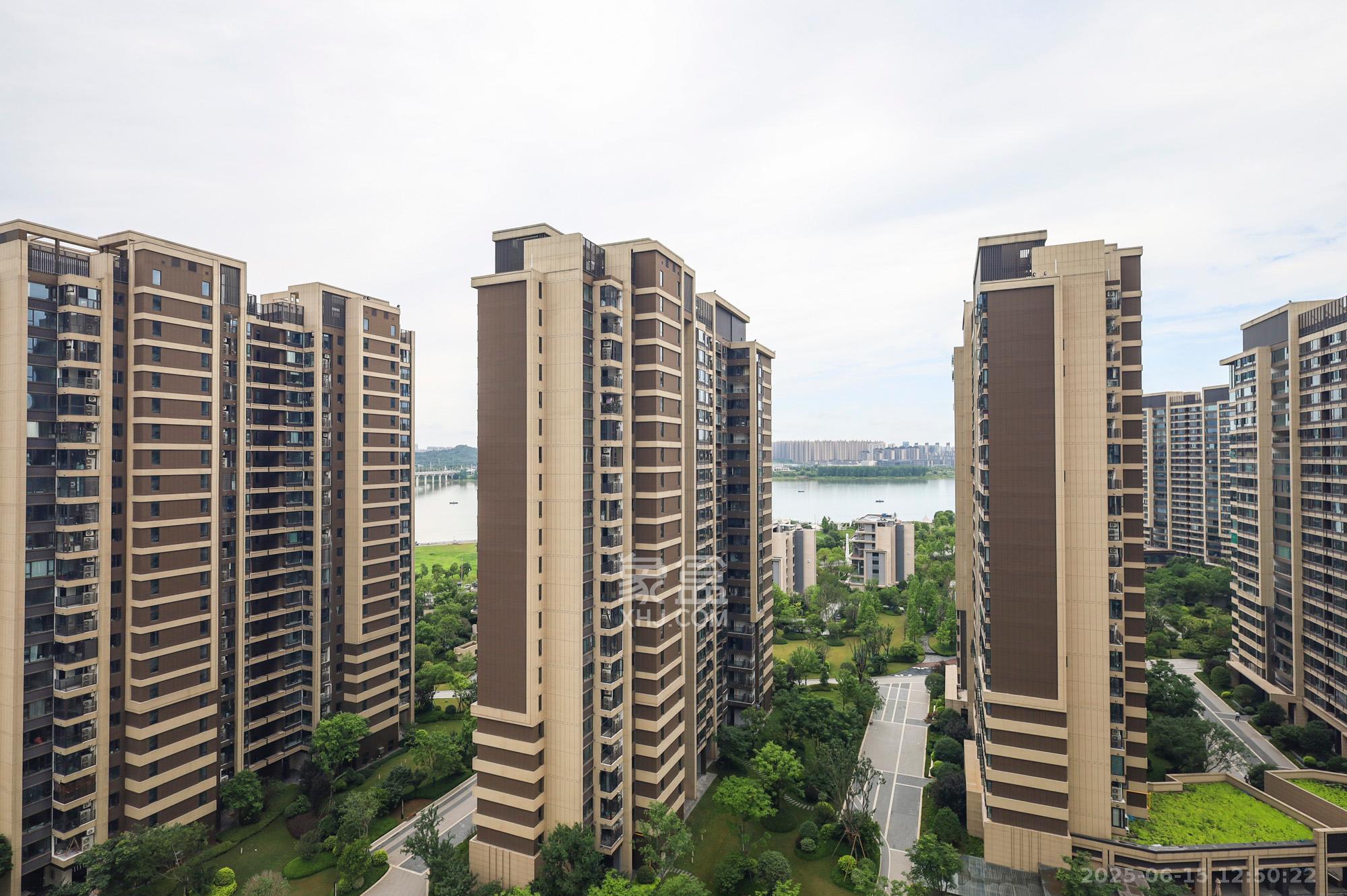 中欣楚天御府E区  4室2厅2卫   198.00万其他