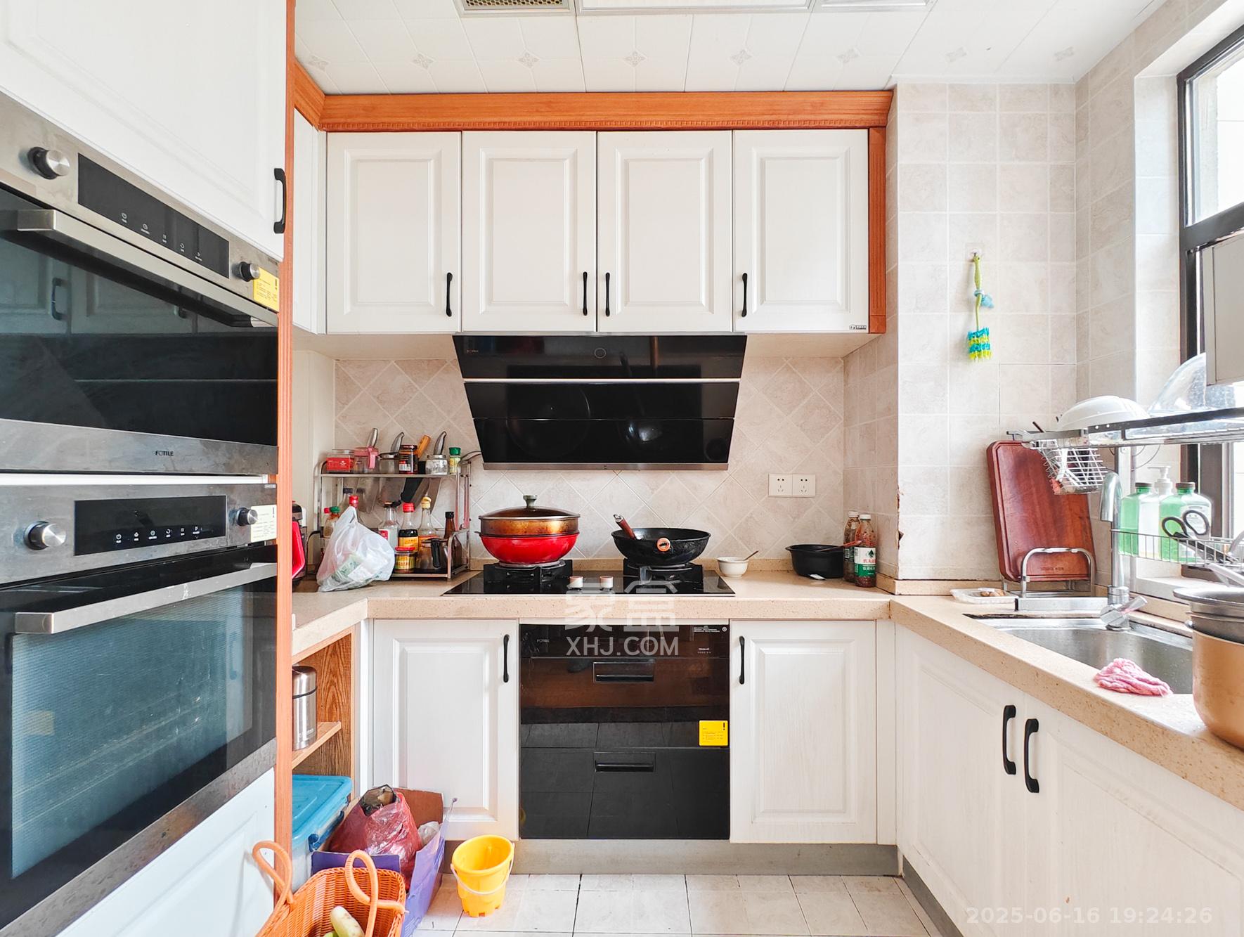 卓越蔚蓝城邦  4室2厅2卫    116.0万 卓越蔚蓝城邦  4室2厅2卫    116.0万厨房