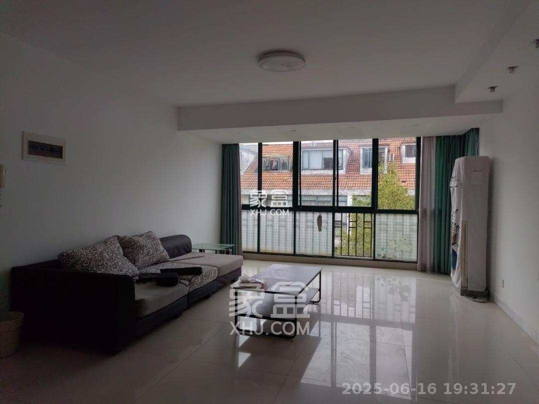 东方新城  5室2厅2卫    1000.0元/月 东方新城  5室2厅2卫    1000.0元/月室内图1