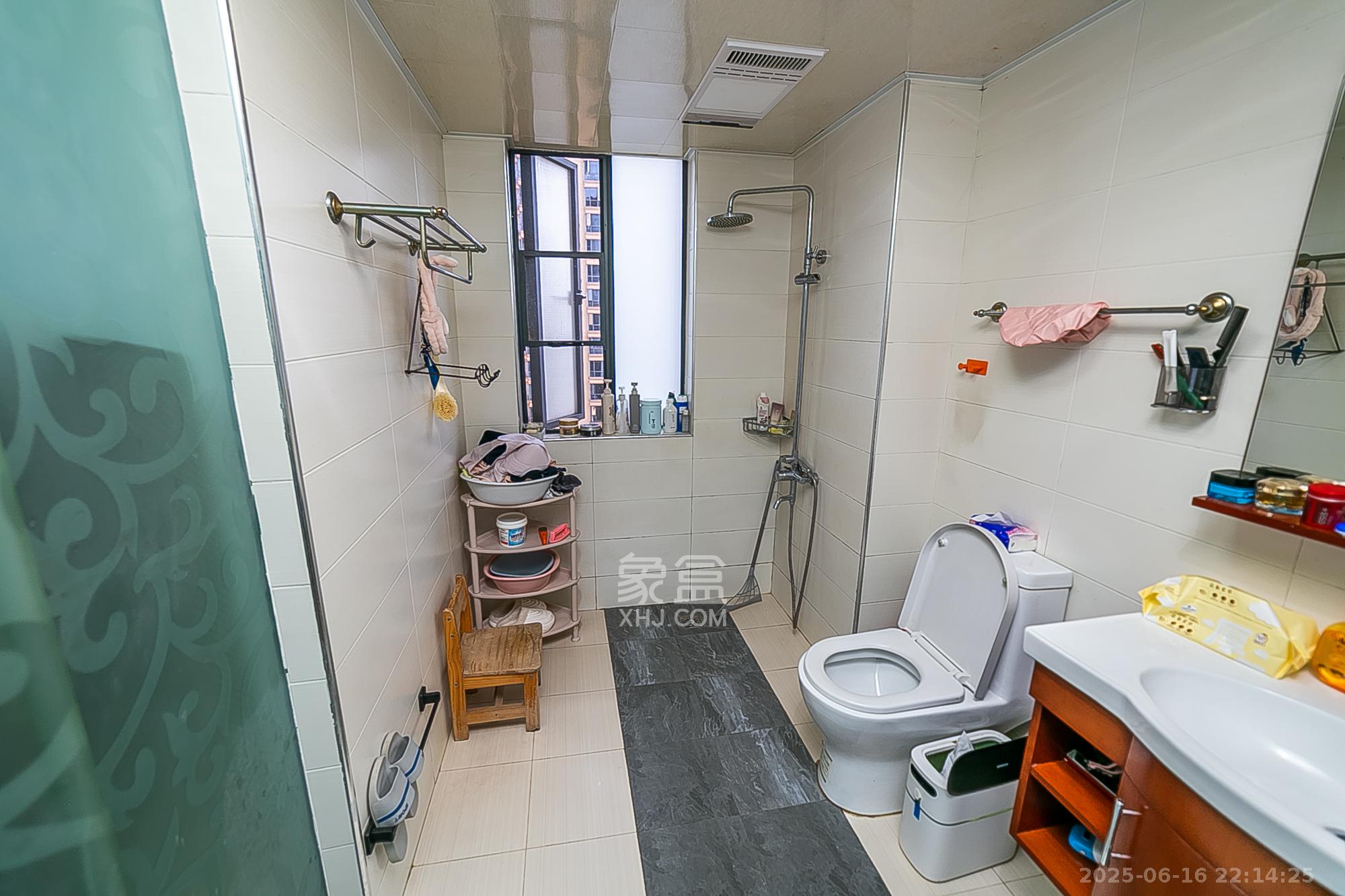 兴威帕克水岸  3室2厅2卫   138.00万卫生间
