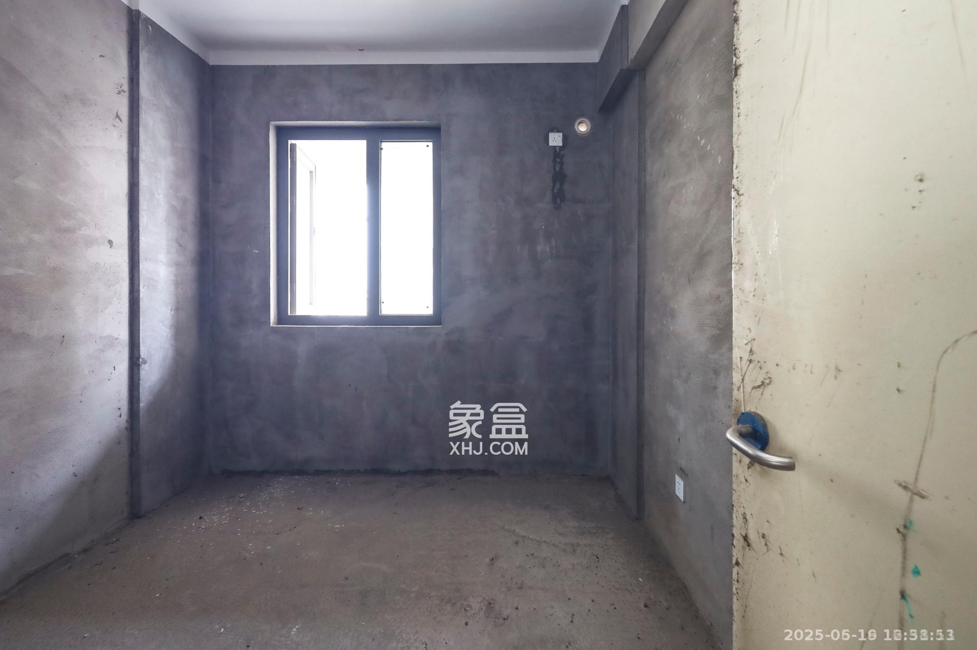 湘诚德峰小区A区 3室2厅2卫 1500.0元/月 湘诚德峰小区A区 3室2厅2卫 1500.0元/月室内图