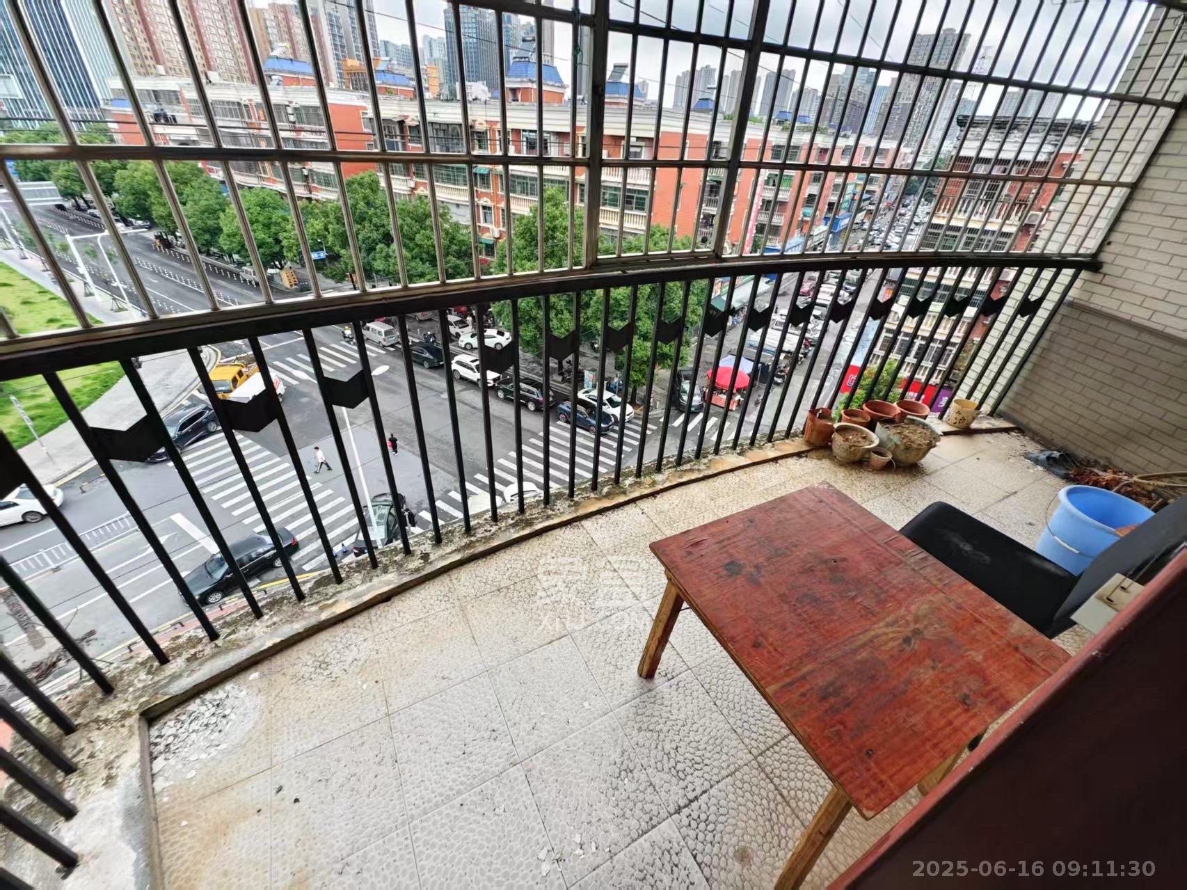 莲湖汽配城 5室2厅2卫 1700.0元/月 莲湖汽配城 5室2厅2卫 1700.0元/月室内图