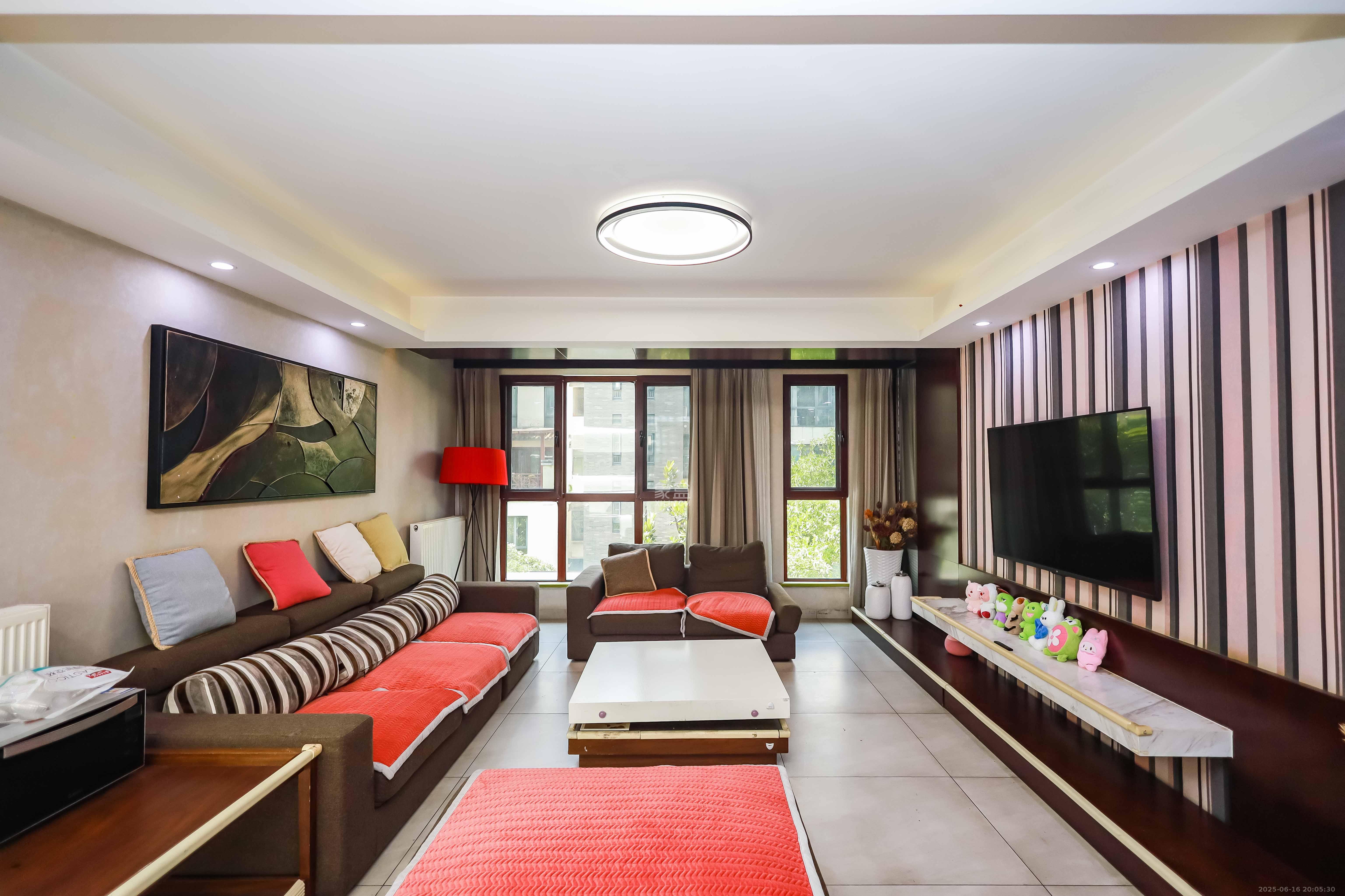 金科东方大院三四期 4室2厅2卫 138.0万 金科东方大院三四期 4室2厅2卫 138.0万客厅