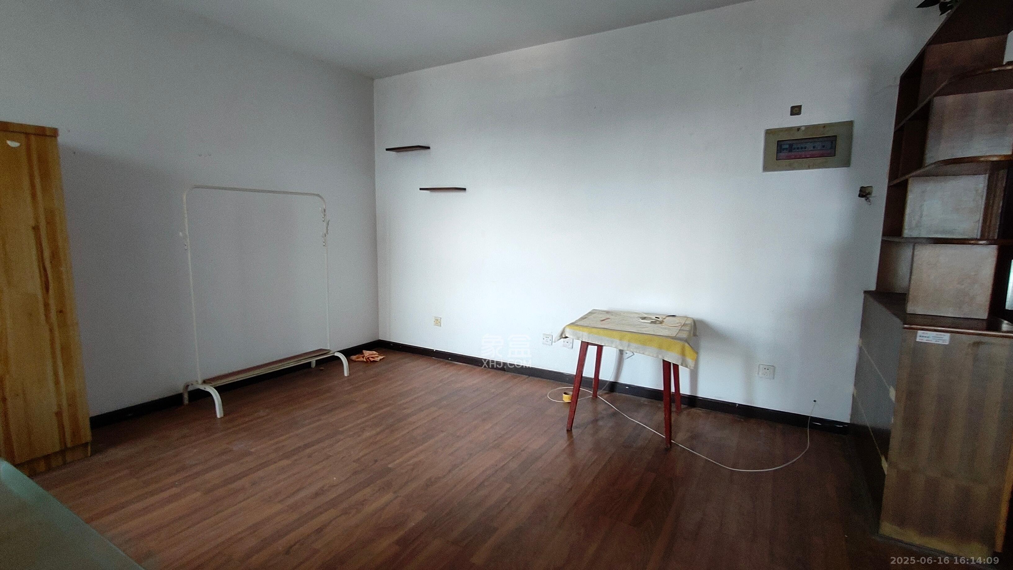 晶华美地  2室2厅1卫    1300.0元/月 晶华美地  2室2厅1卫    1300.0元/月室内图