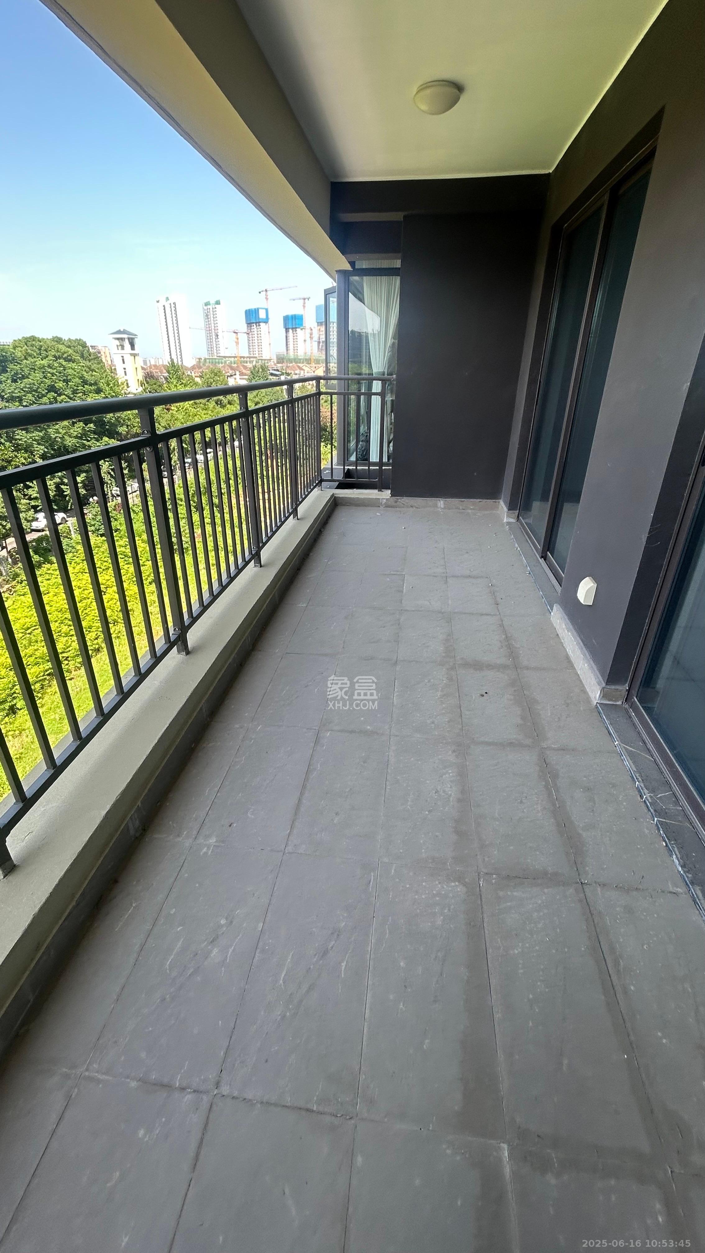 蓝光雍锦府  3室2厅2卫   1800.00元/月