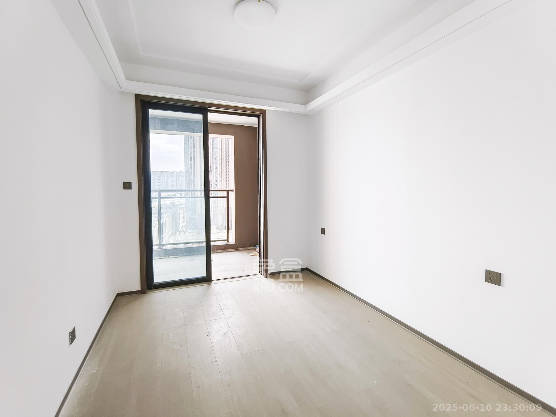 荣盛锦绣学府  4室2厅2卫    96.0万卧室