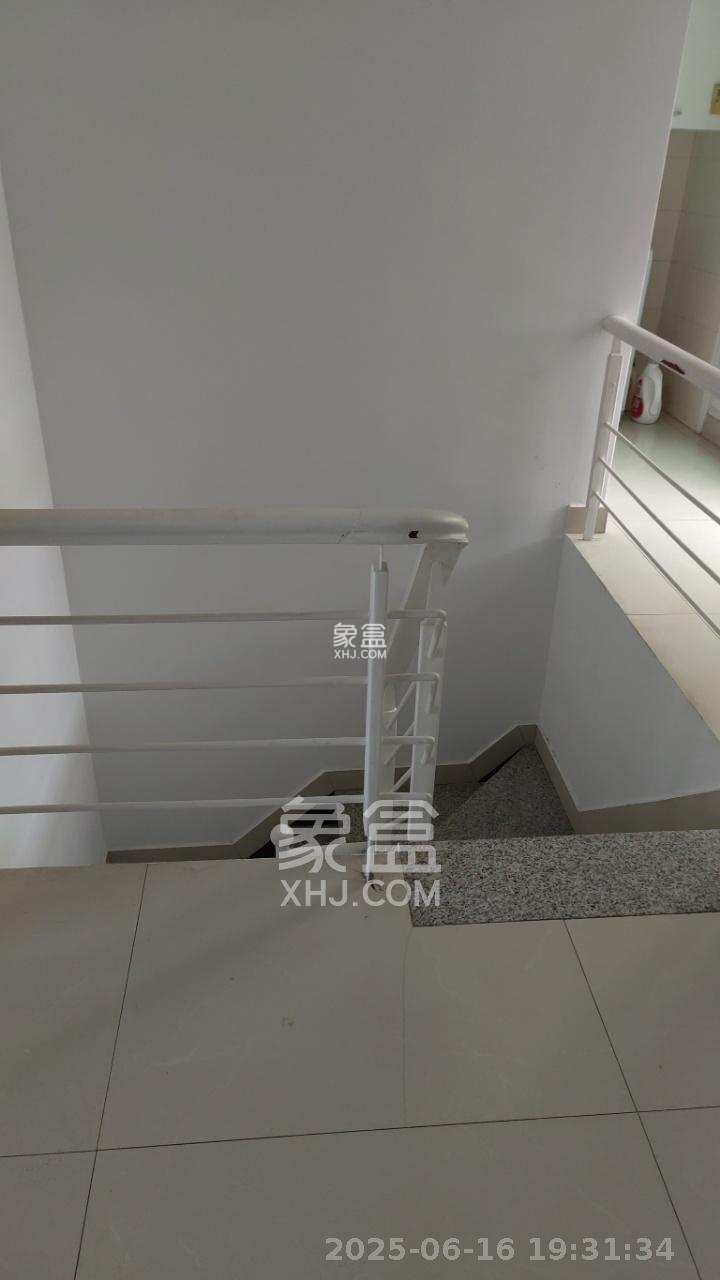 东方新城  5室2厅2卫    1000.0元/月 东方新城  5室2厅2卫    1000.0元/月室内图