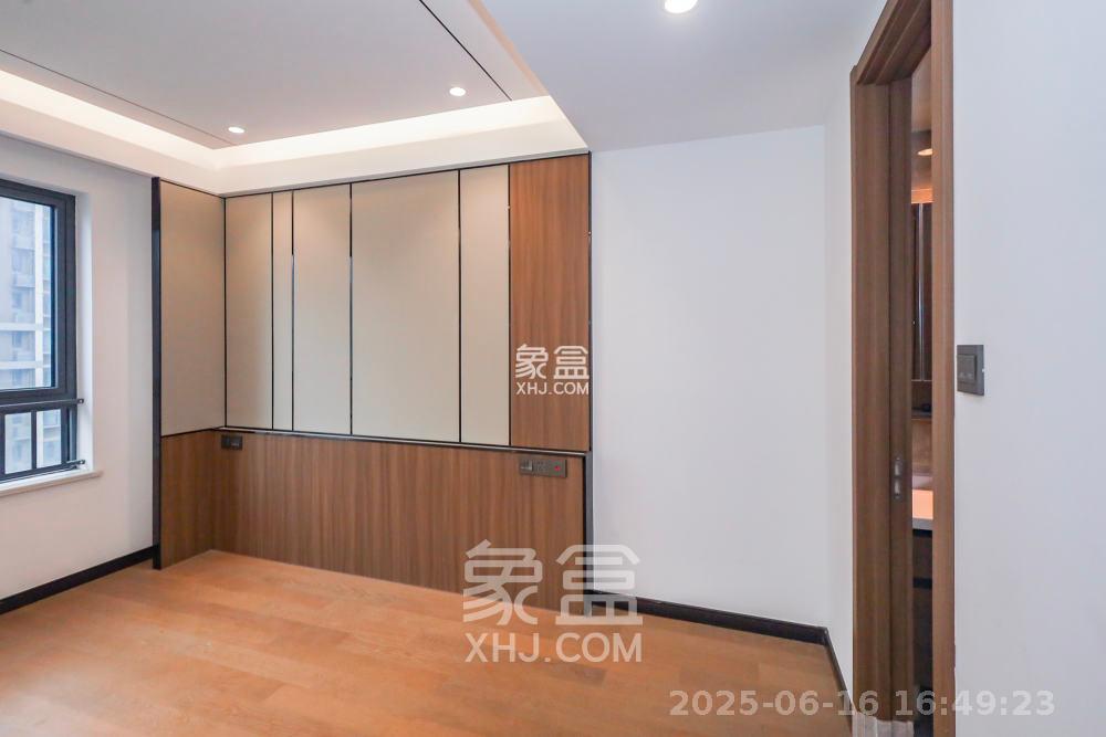 卓越中寰  4室2厅1卫   4000.00元/月室内图
