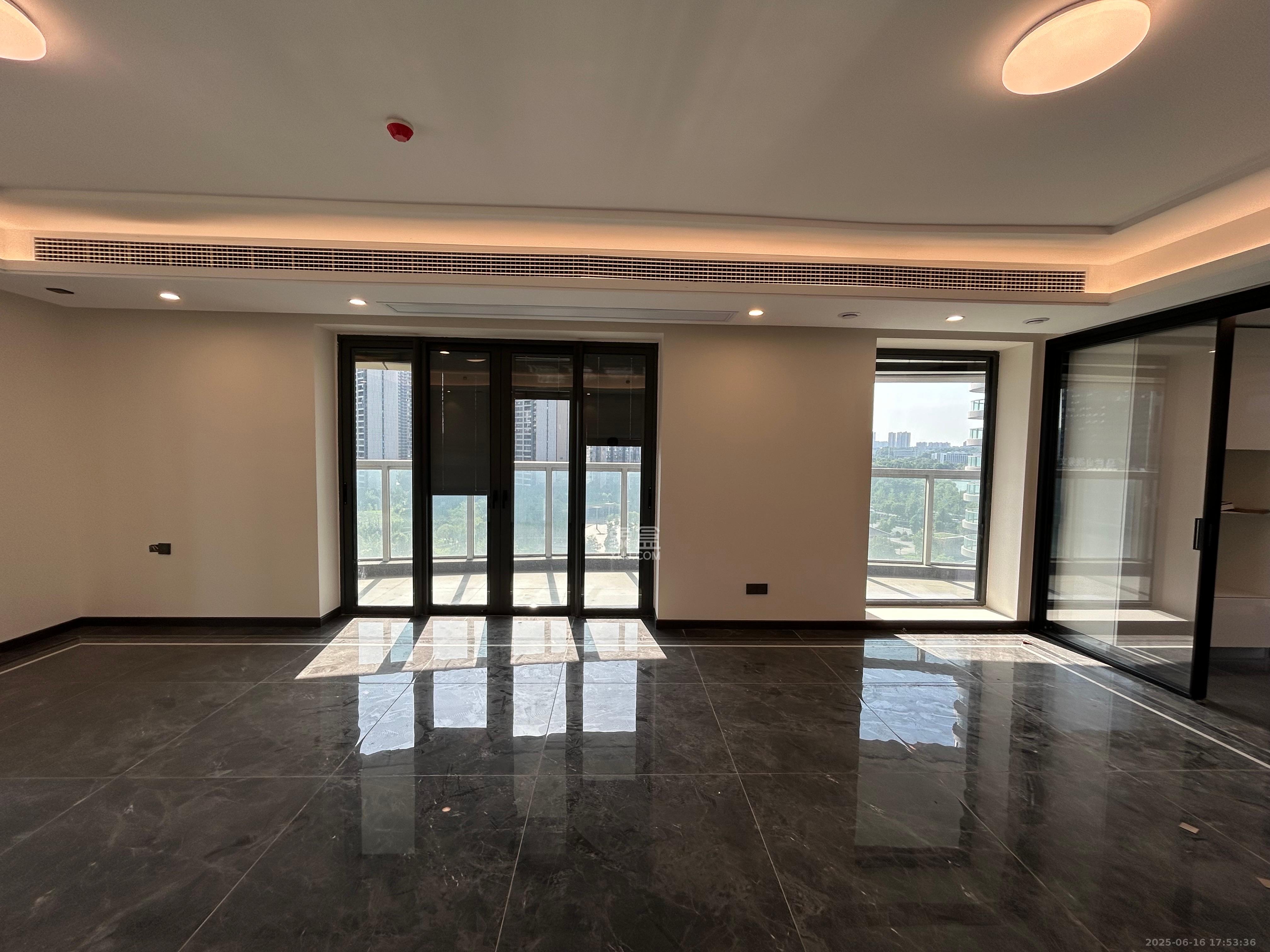 绿地V岛  5室2厅3卫    8800.0元/月 绿地V岛  5室2厅3卫    8800.0元/月室内图