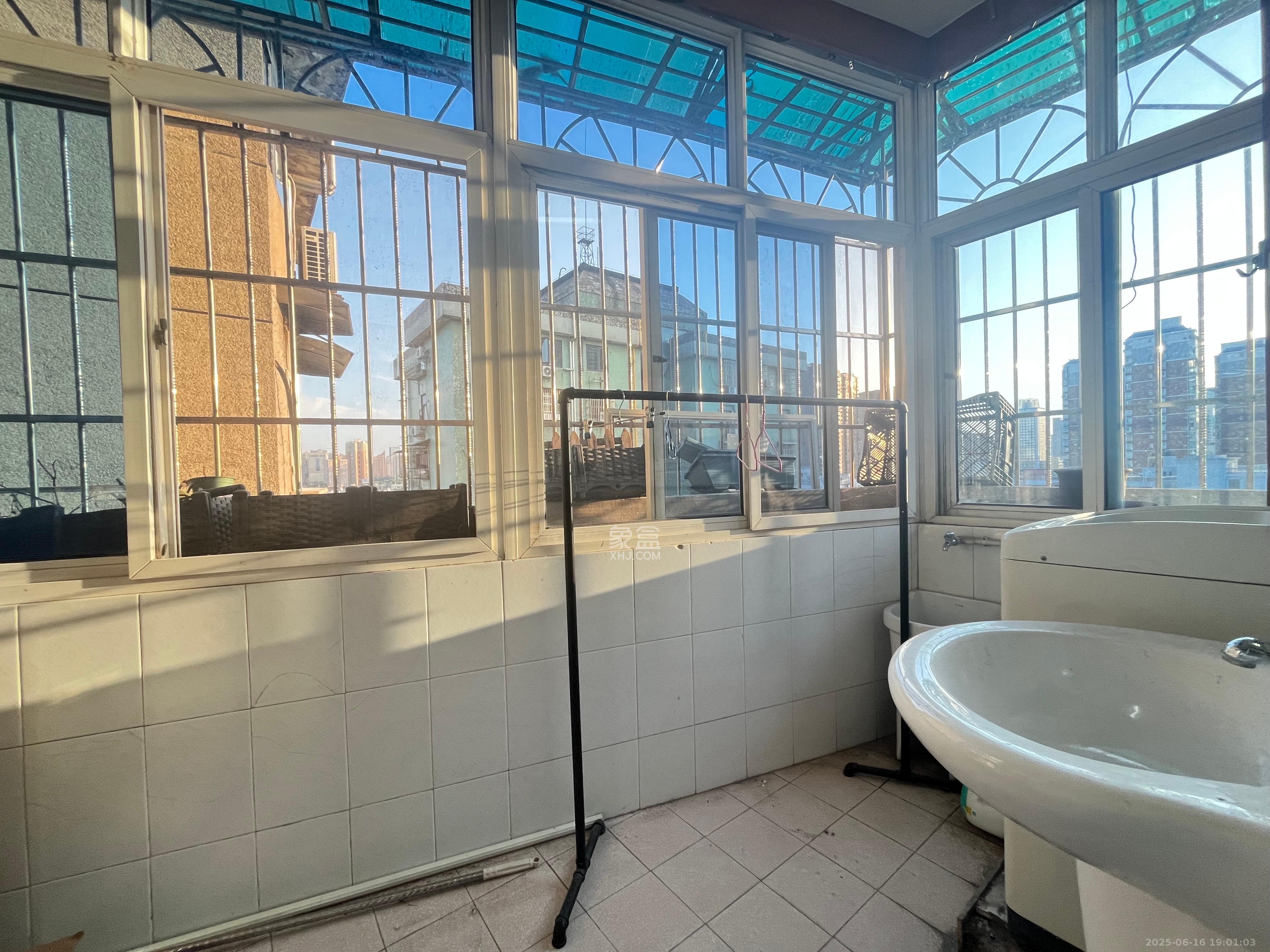 省政府机关梓园住宅区 3室2厅1卫 2700.0元/月 省政府机关梓园住宅区 3室2厅1卫 2700.0元/月室内图