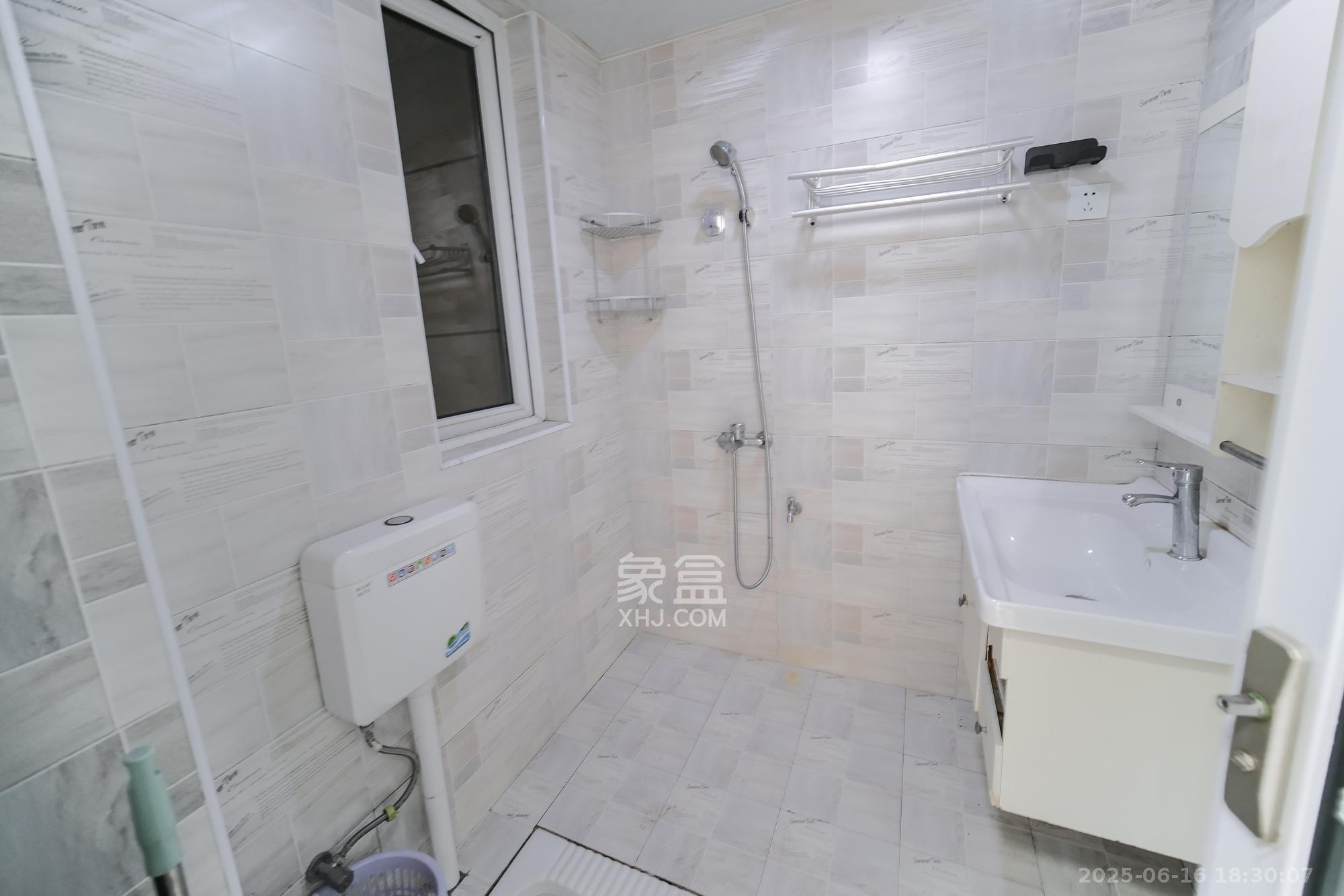 荣盛花语城 2室2厅1卫 50.0万 荣盛花语城 2室2厅1卫 50.0万卫生间