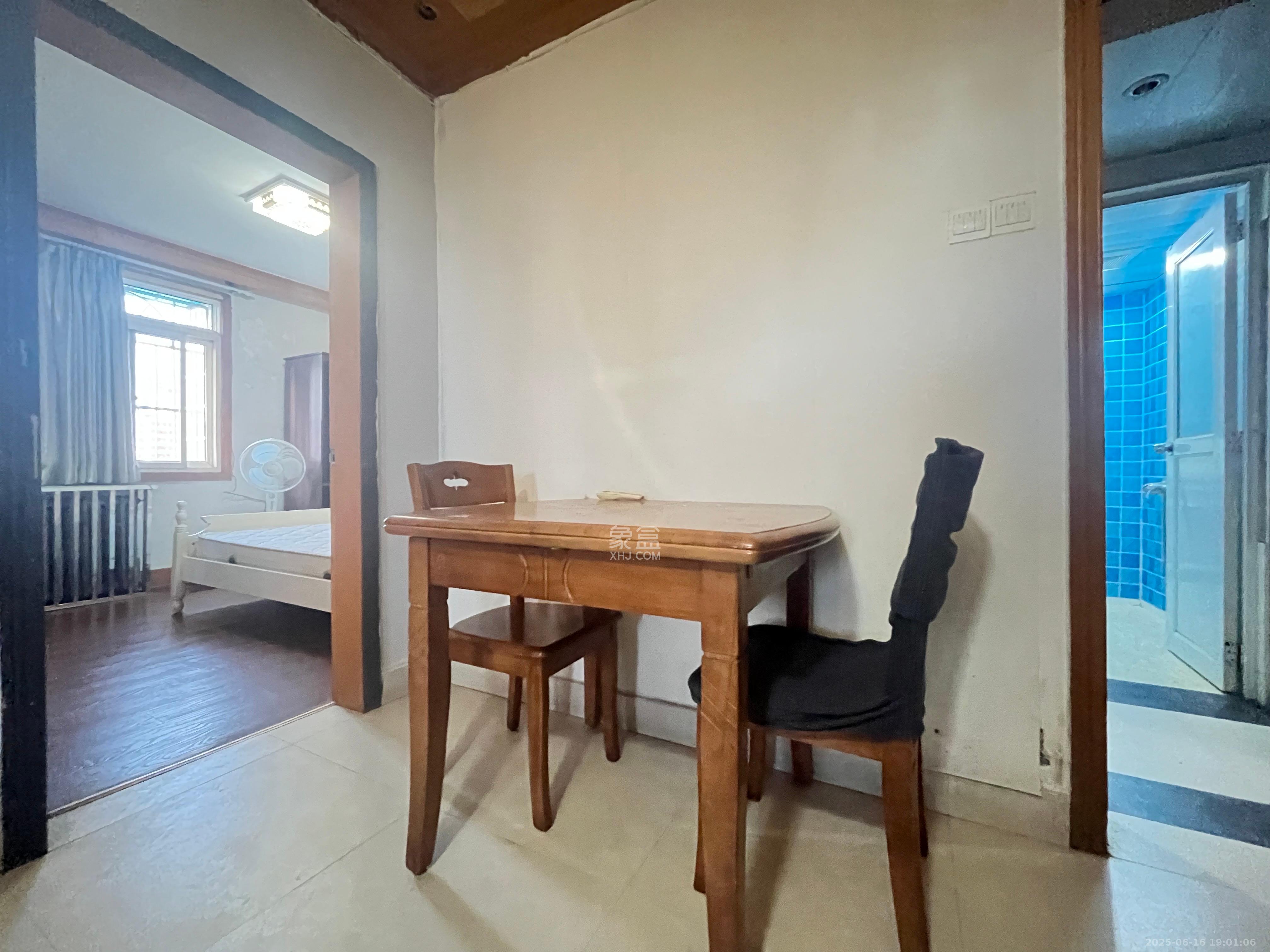 省政府机关梓园住宅区 3室2厅1卫 2700.0元/月 省政府机关梓园住宅区 3室2厅1卫 2700.0元/月室内图