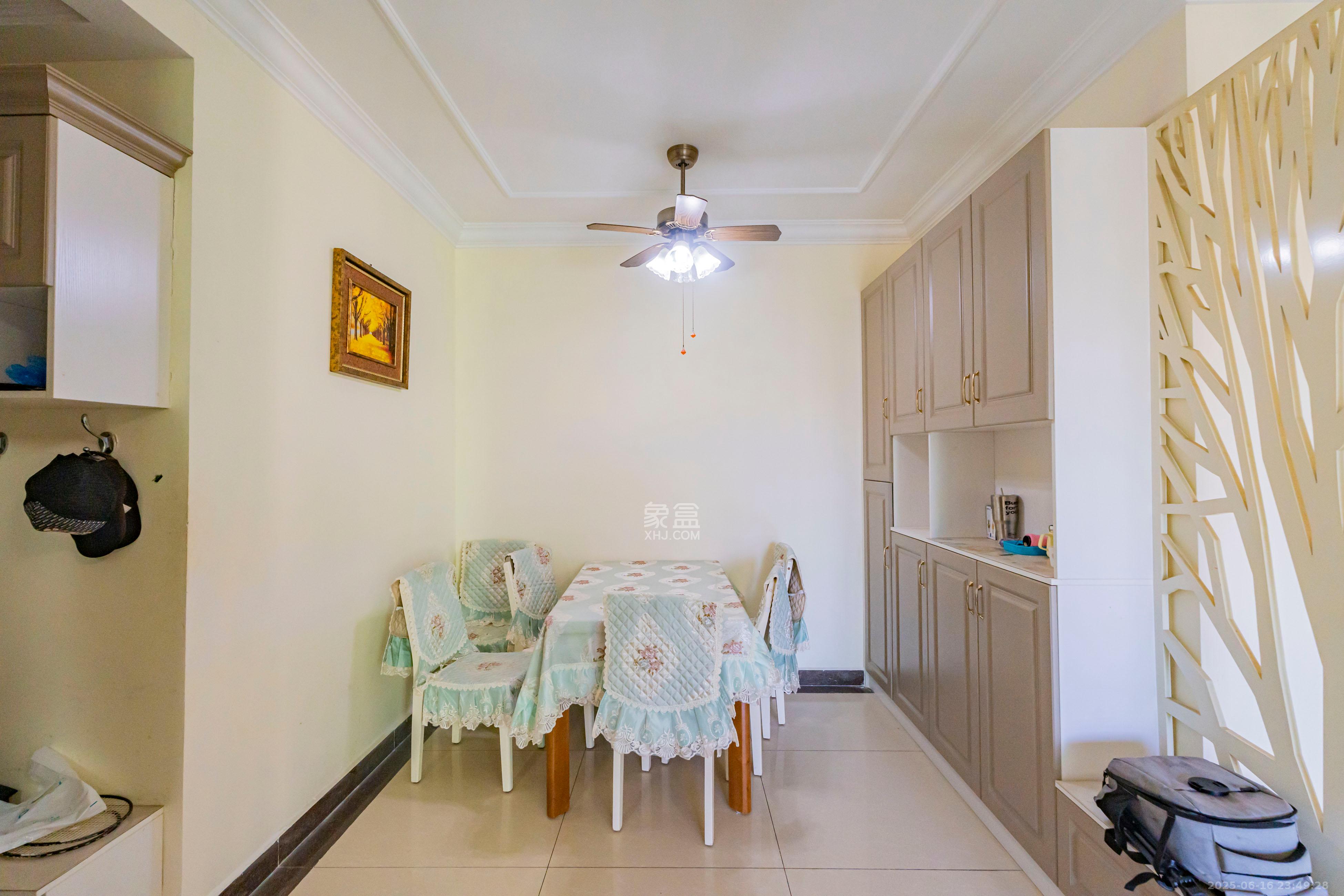 恒大雅苑  3室2厅1卫    98.0万客厅