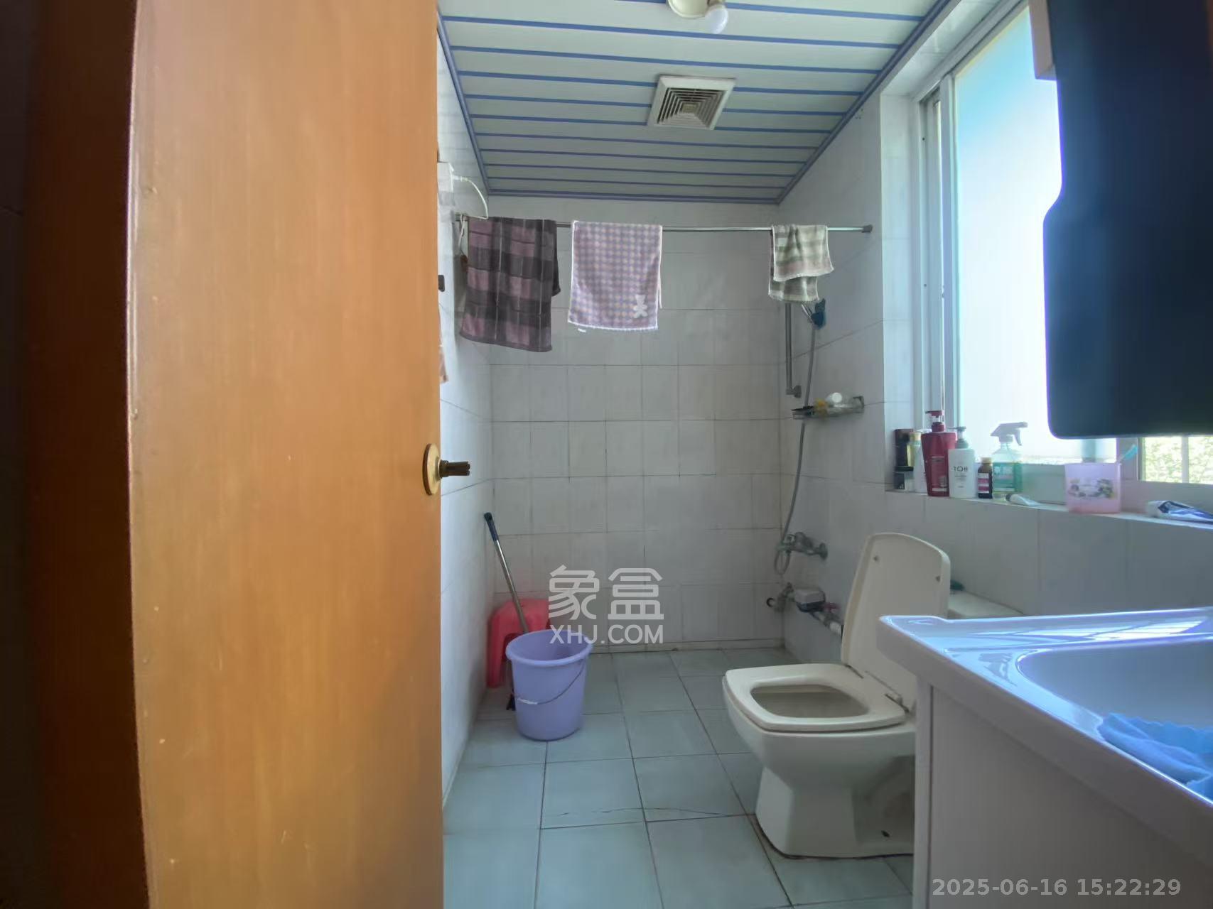 高速公路管理局宿舍 3室2厅2卫 2200.0元/月 高速公路管理局宿舍 3室2厅2卫 2200.0元/月室内图