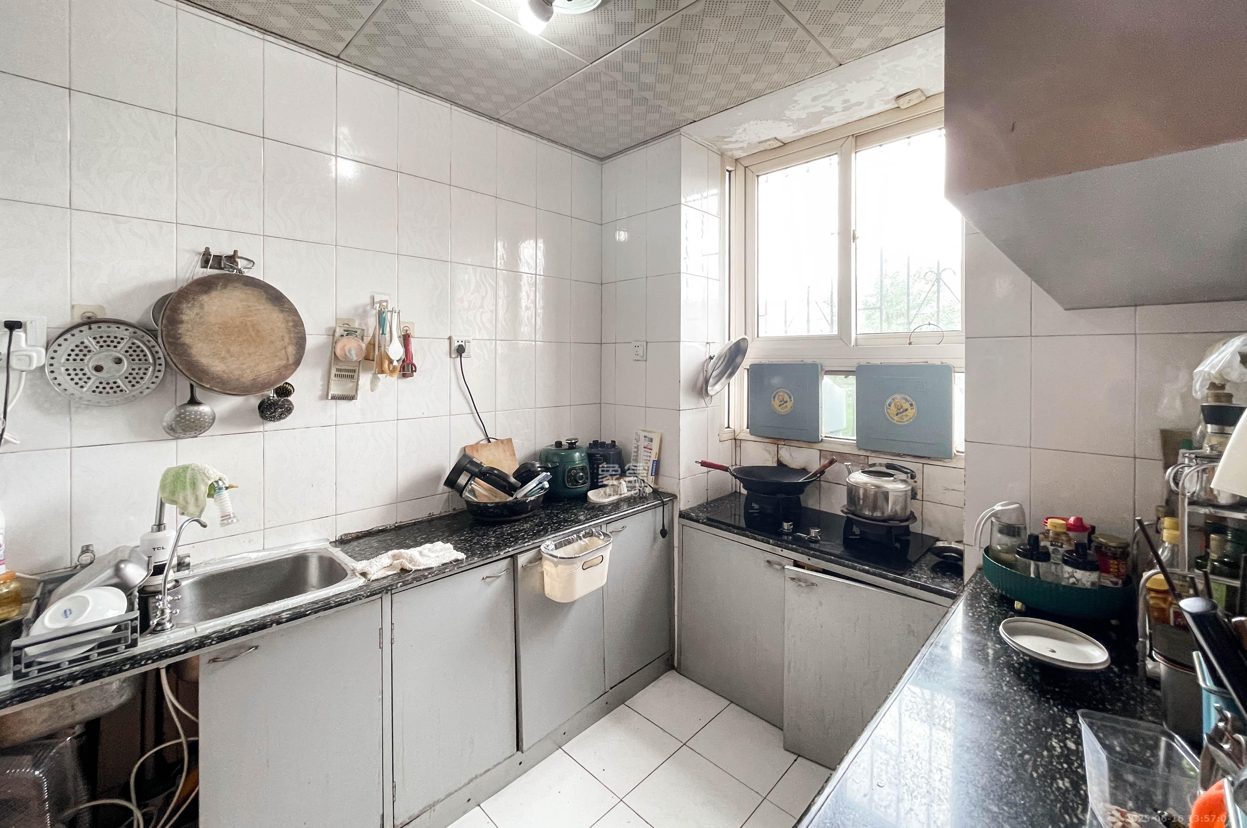 安塑宿舍 4室2厅2卫 86.0万 安塑宿舍 4室2厅2卫 86.0万厨房