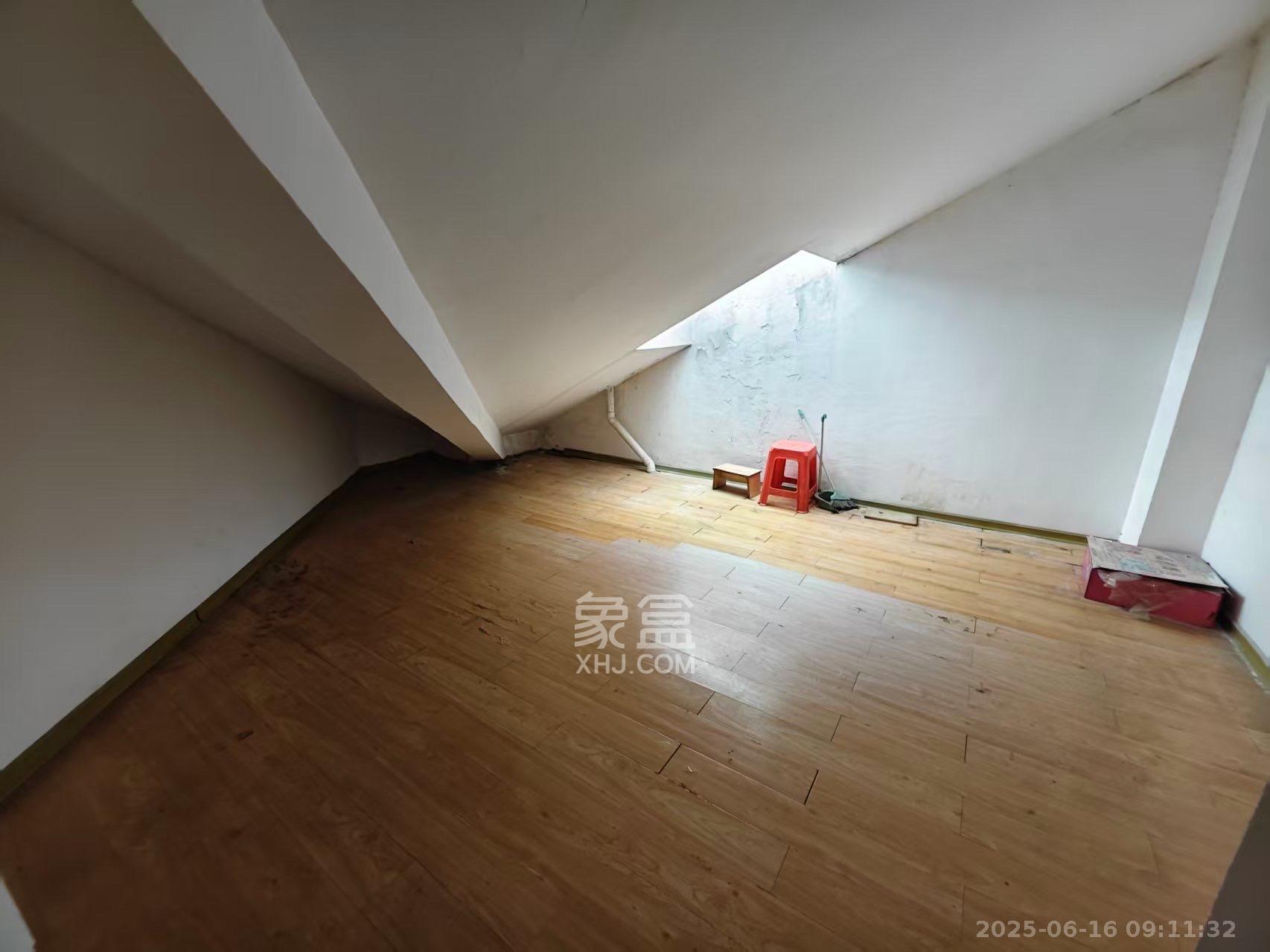 莲湖汽配城 5室2厅2卫 1700.0元/月 莲湖汽配城 5室2厅2卫 1700.0元/月室内图