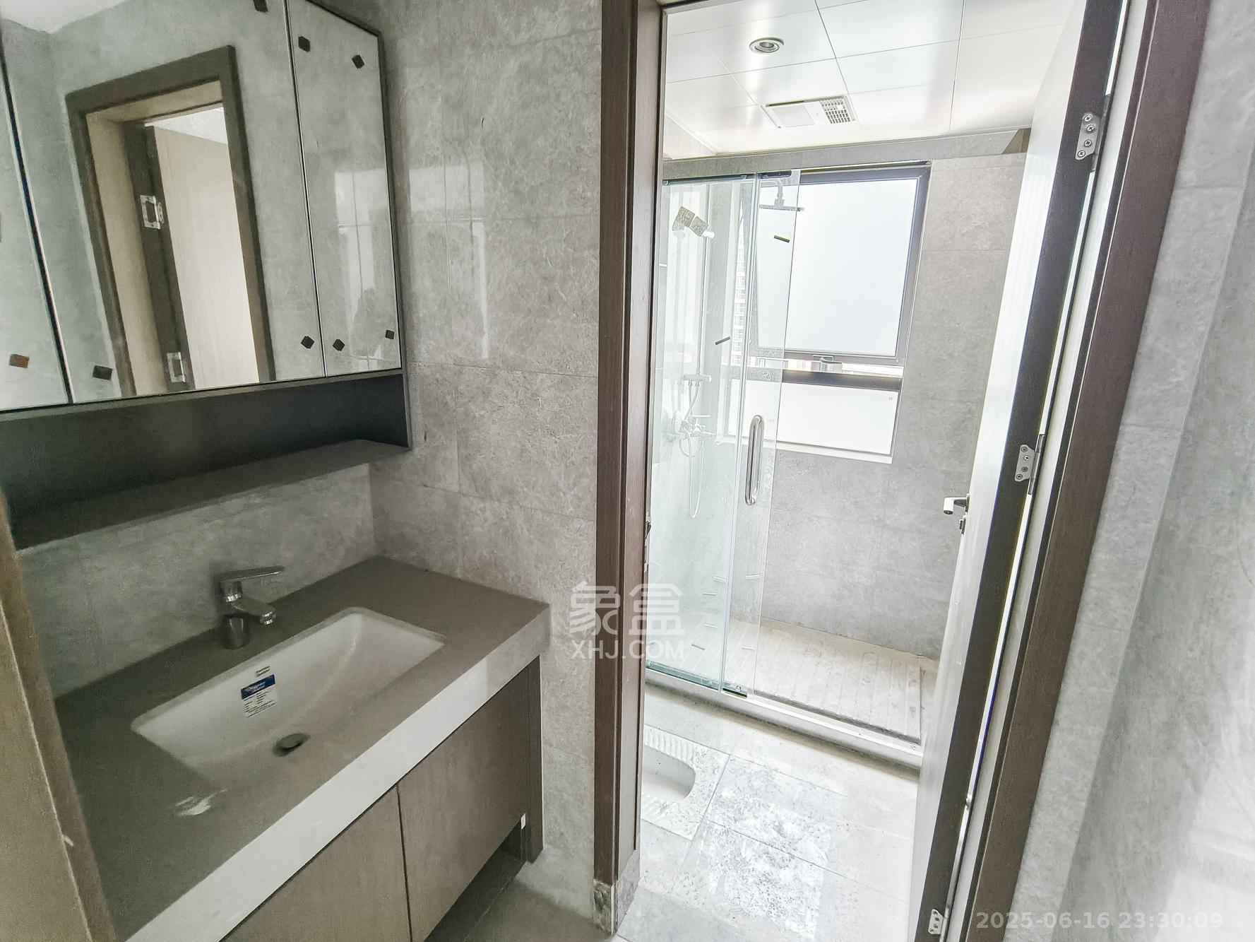 荣盛锦绣学府  4室2厅2卫    96.0万卫生间