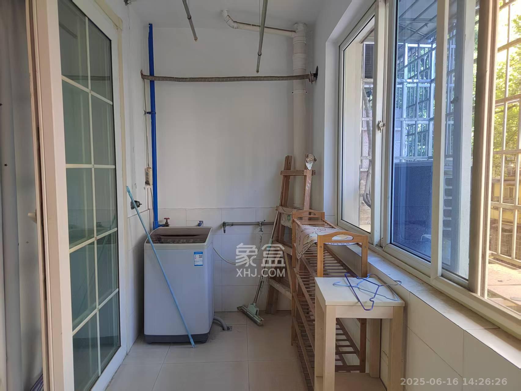 公交金盆小区  3室2厅2卫    2000.0元/月室内图