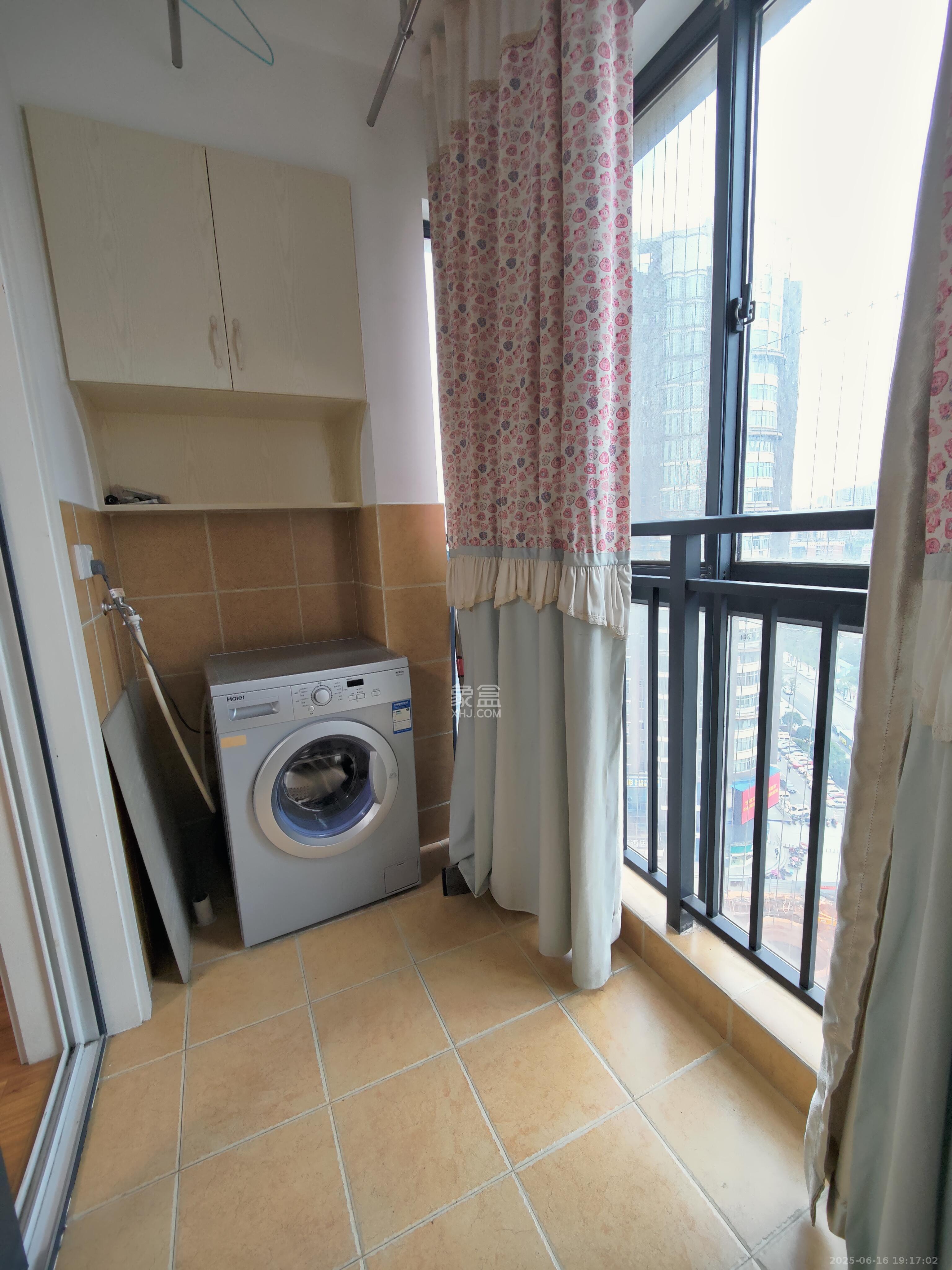 山水湾  3室2厅1卫    2200.0元/月室内图