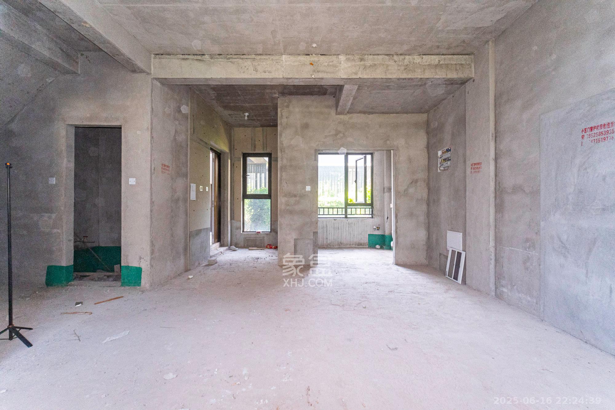 东原麓印长江C区  5室2厅3卫    280.0万客厅