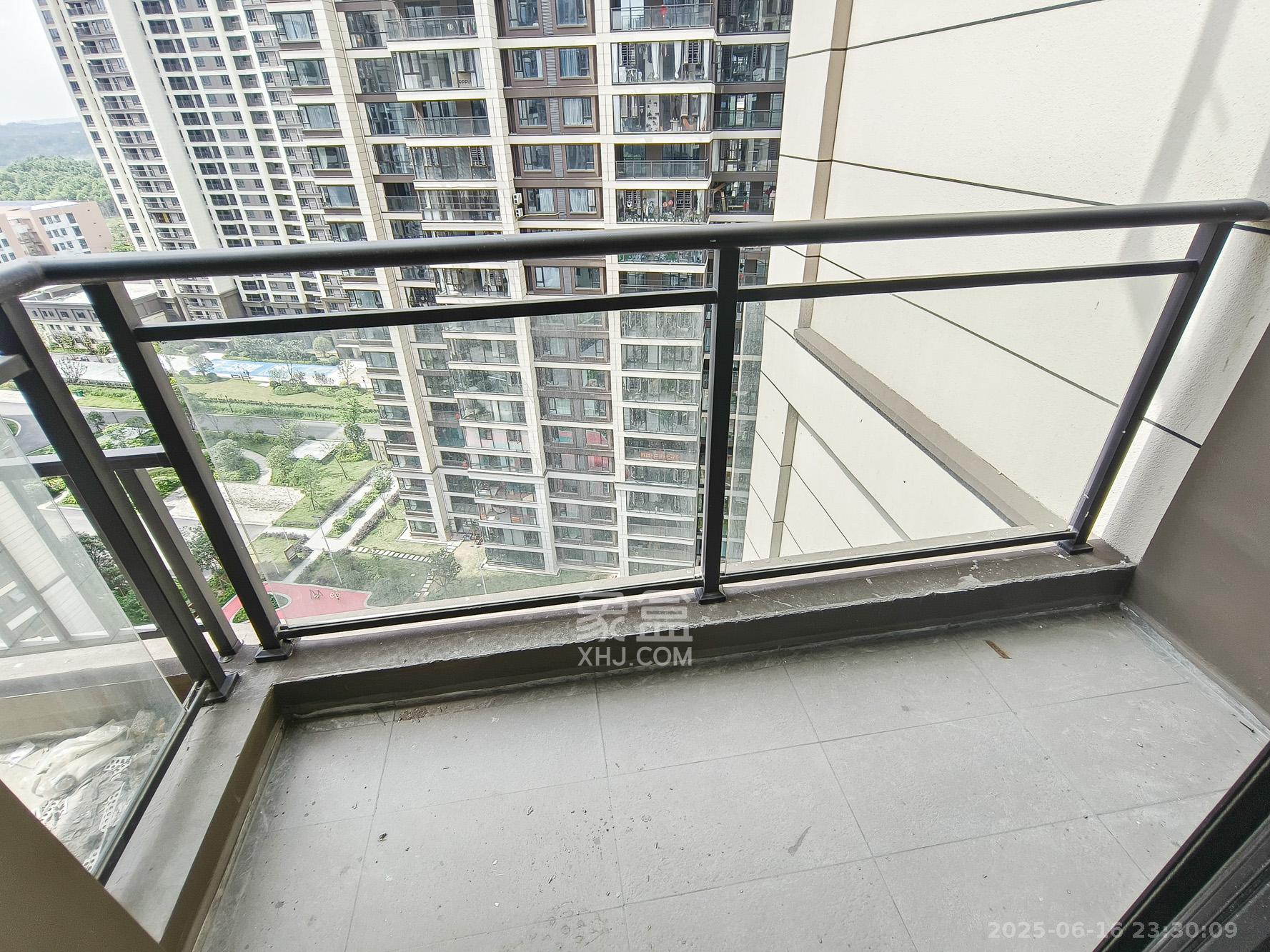 荣盛锦绣学府 4室2厅2卫 96.0万 荣盛锦绣学府 4室2厅2卫 96.0万阳台