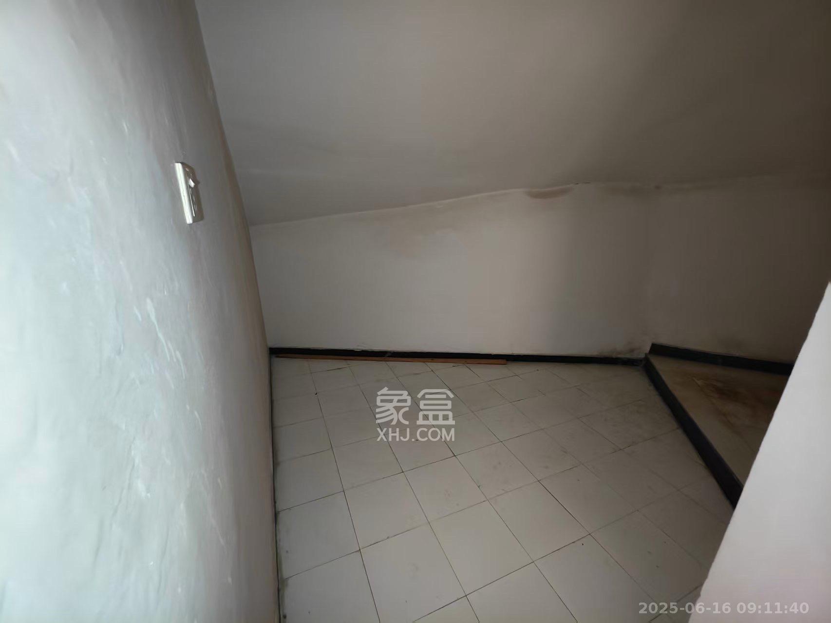 莲湖汽配城 5室2厅2卫 1700.0元/月 莲湖汽配城 5室2厅2卫 1700.0元/月室内图