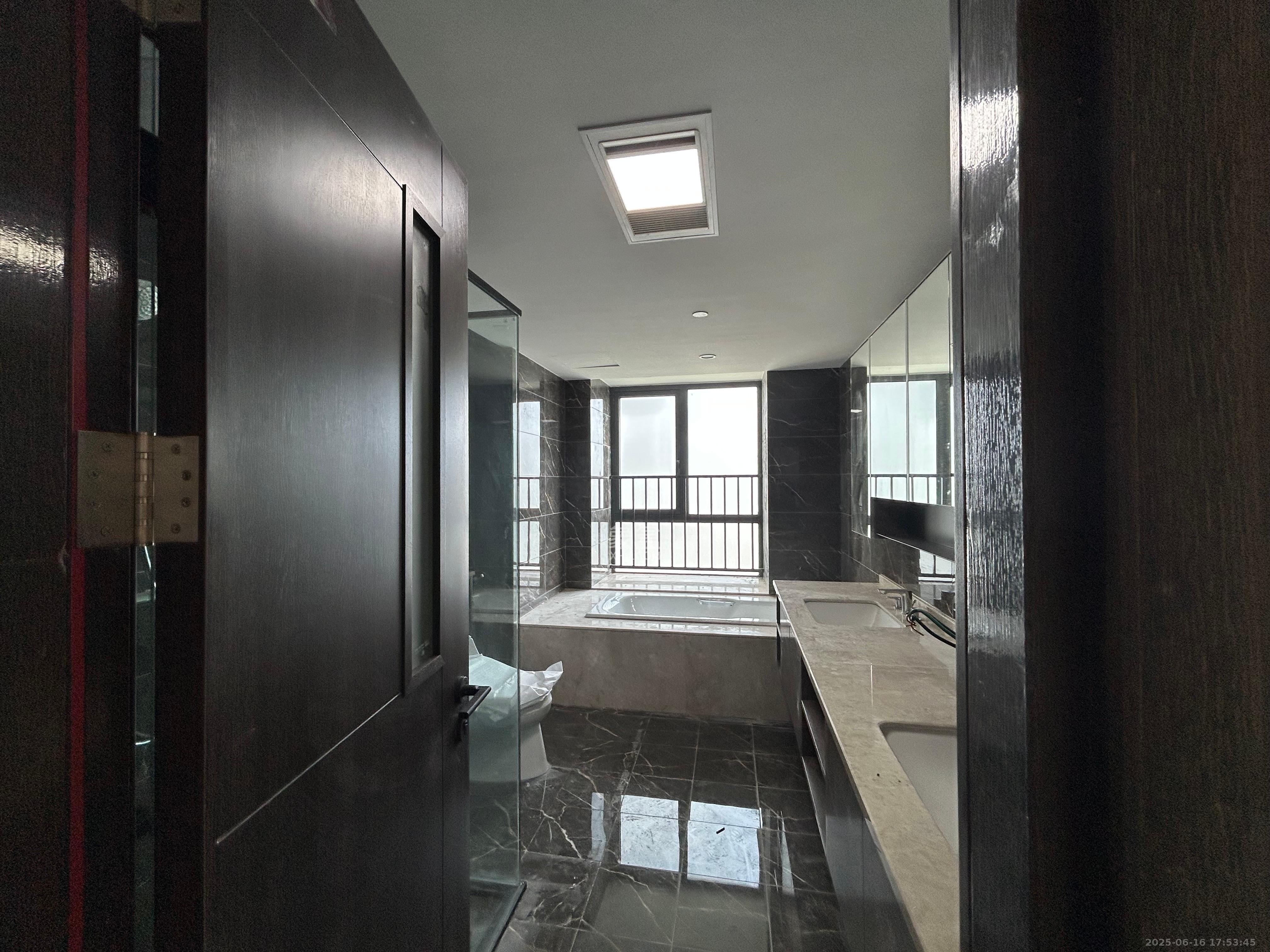 绿地V岛  5室2厅3卫    8800.0元/月 绿地V岛  5室2厅3卫    8800.0元/月室内图