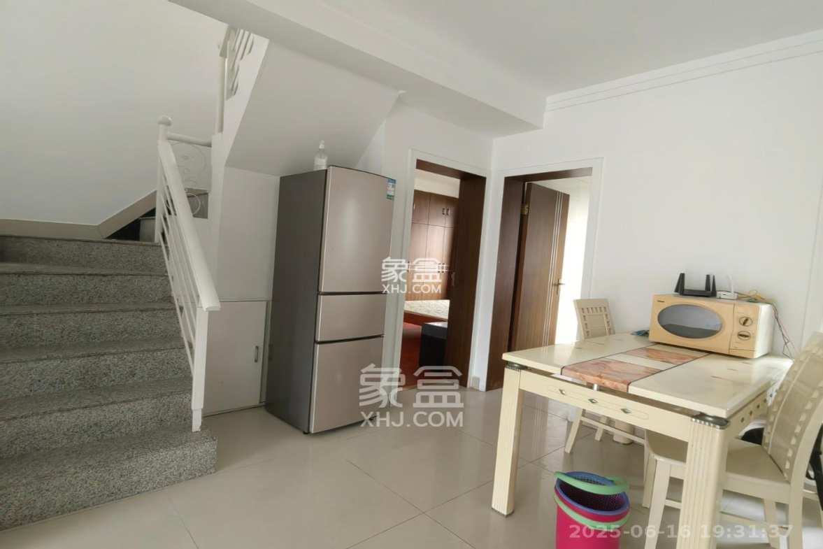 东方新城  5室2厅2卫    1000.0元/月 东方新城  5室2厅2卫    1000.0元/月室内图