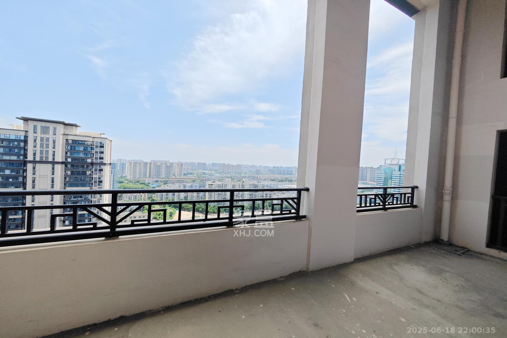 建发中央悦府  4室2厅2卫   176.00万阳台