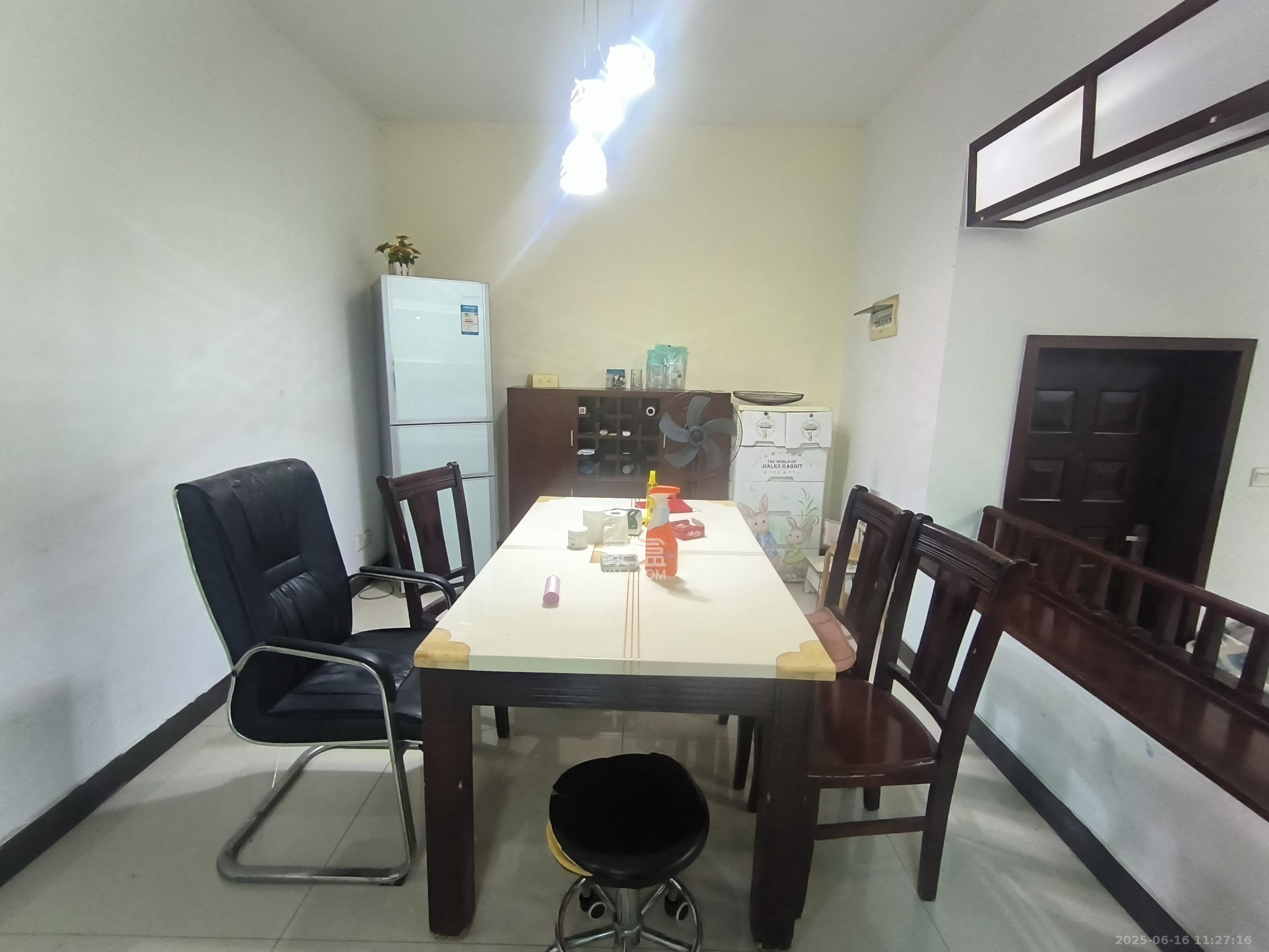 欣胜园 3室2厅2卫 2200.0元/月 欣胜园 3室2厅2卫 2200.0元/月室内图