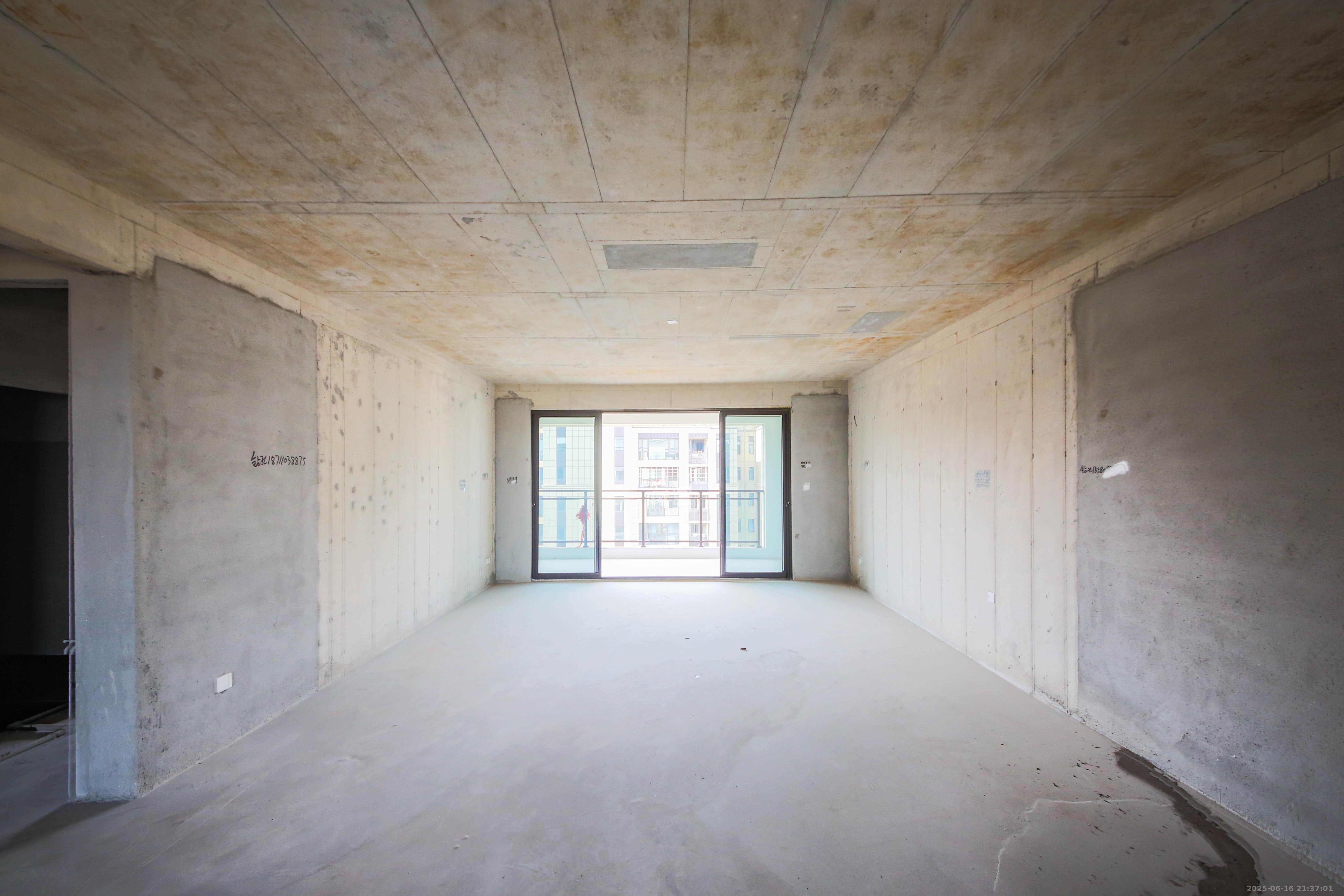 兴铁湘府和园 4室2厅2卫 280.0万 兴铁湘府和园 4室2厅2卫 280.0万客厅