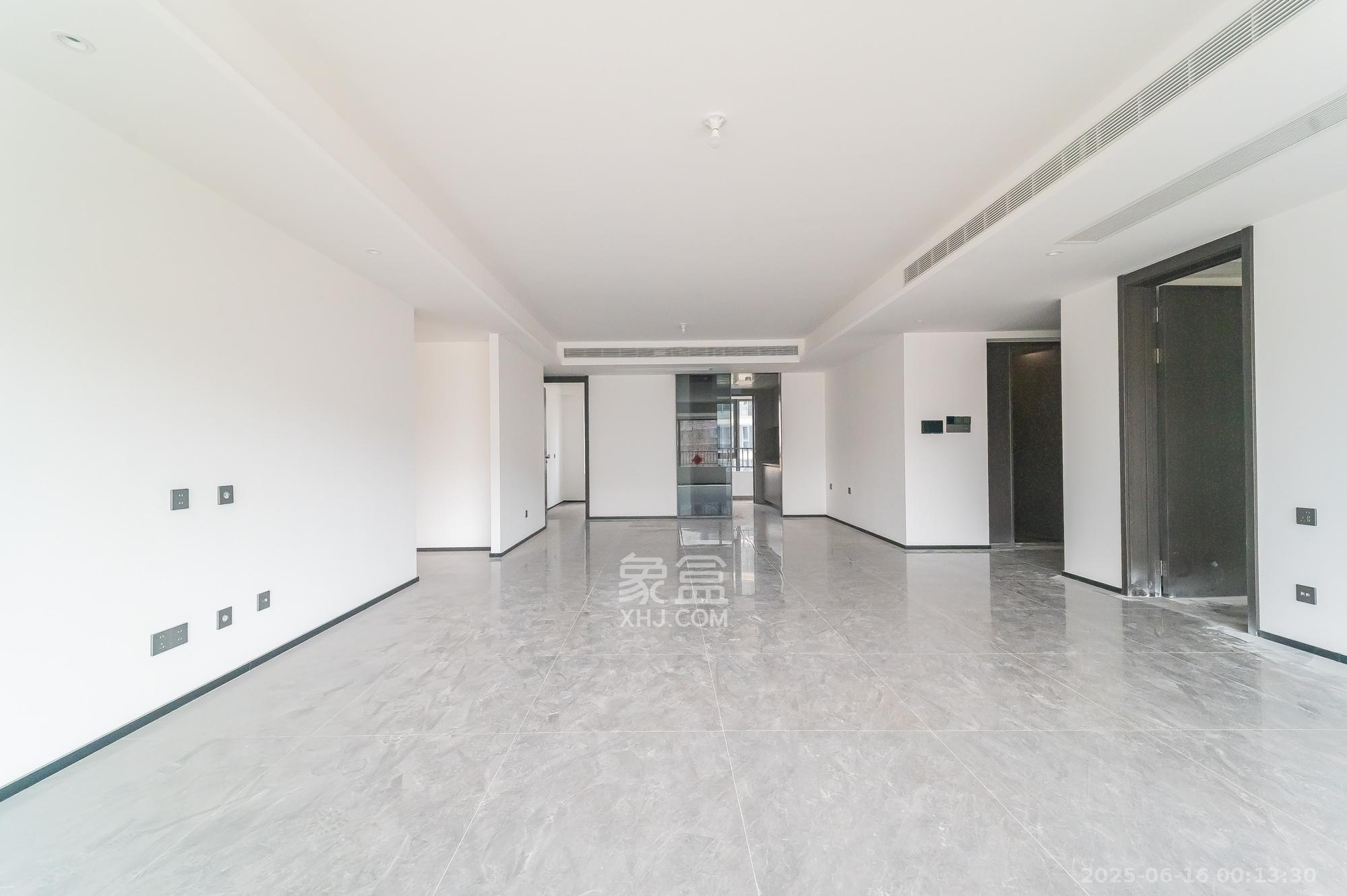 万科松湖天地 4室2厅3卫 245.0万 万科松湖天地 4室2厅3卫 245.0万客厅