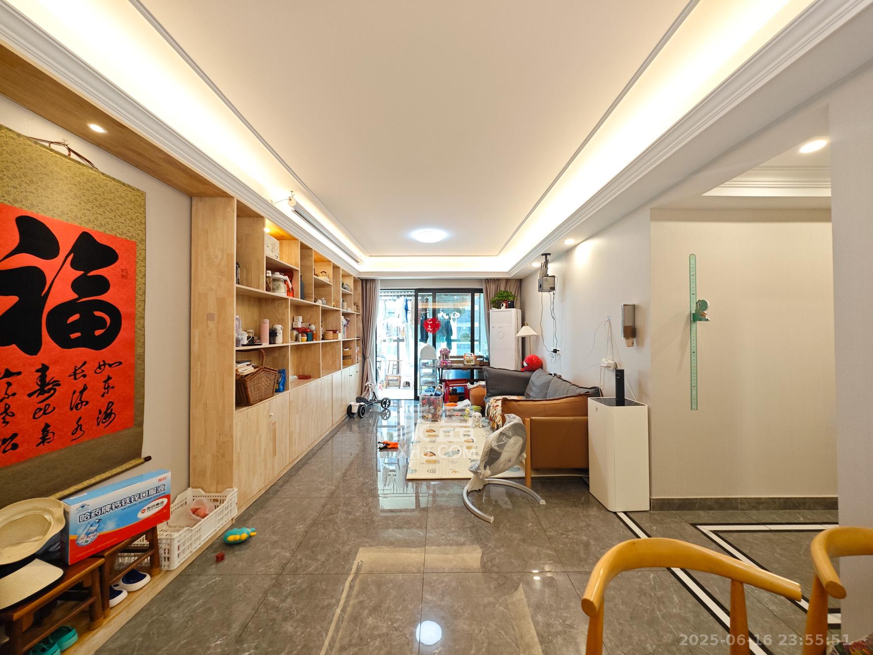 中海珑悦府  3室2厅1卫   115.00万客厅