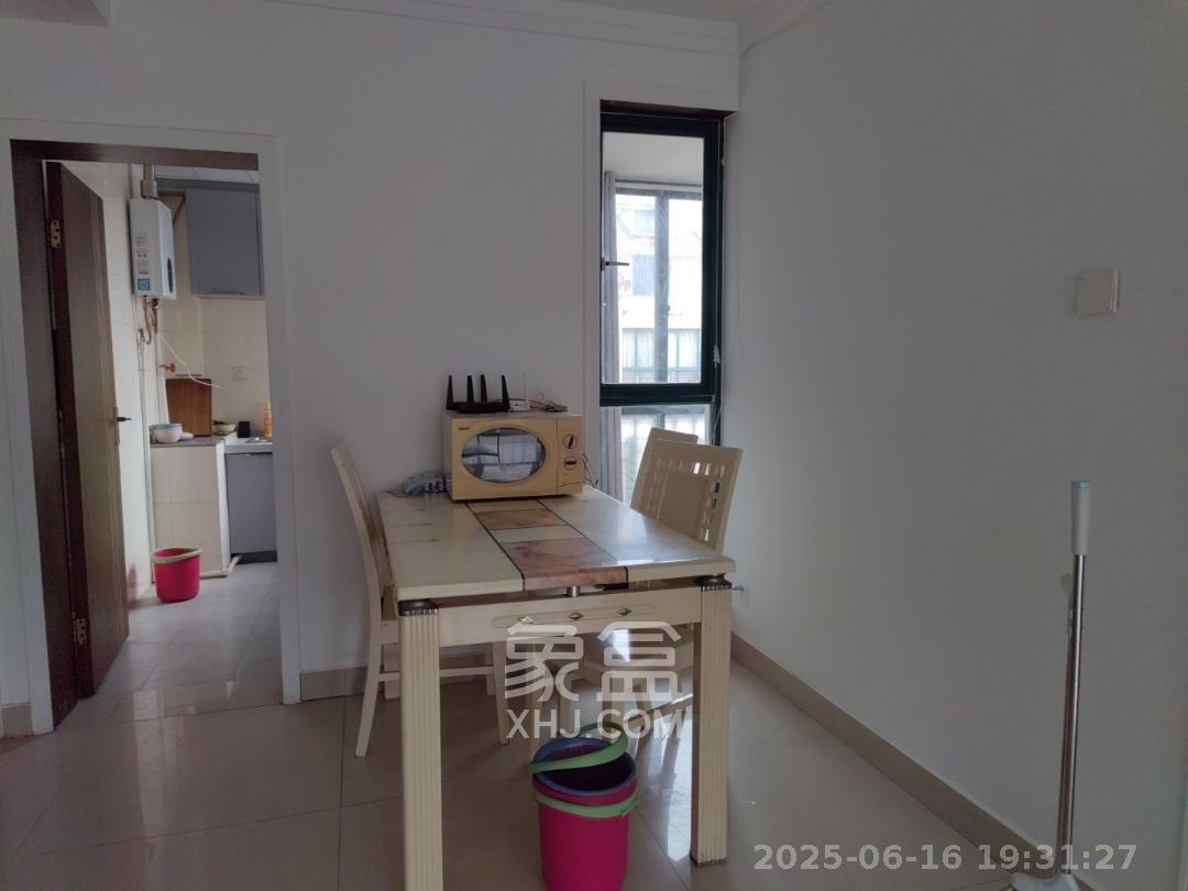 东方新城  5室2厅2卫    1000.0元/月 东方新城  5室2厅2卫    1000.0元/月室内图