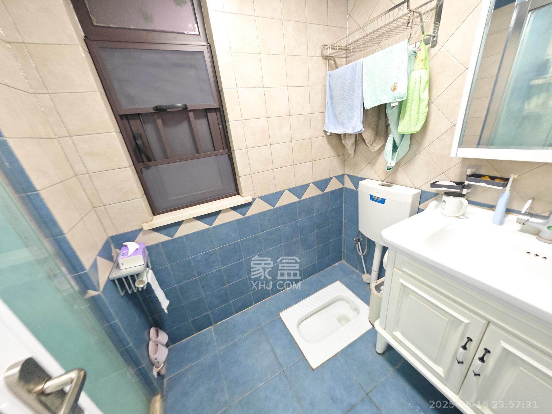 保利城（中航城国际社区、郡原美村）  4室2厅2卫   200.00万卫生间