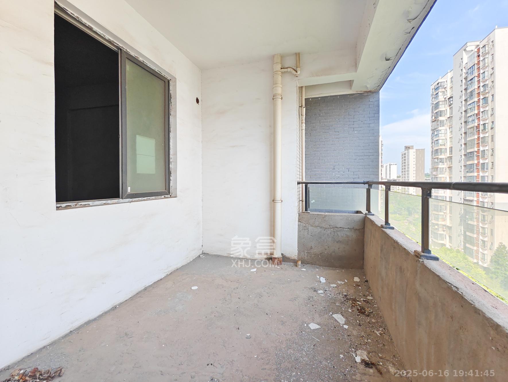 华银天际 4室2厅2卫 88.0万 华银天际 4室2厅2卫 88.0万阳台